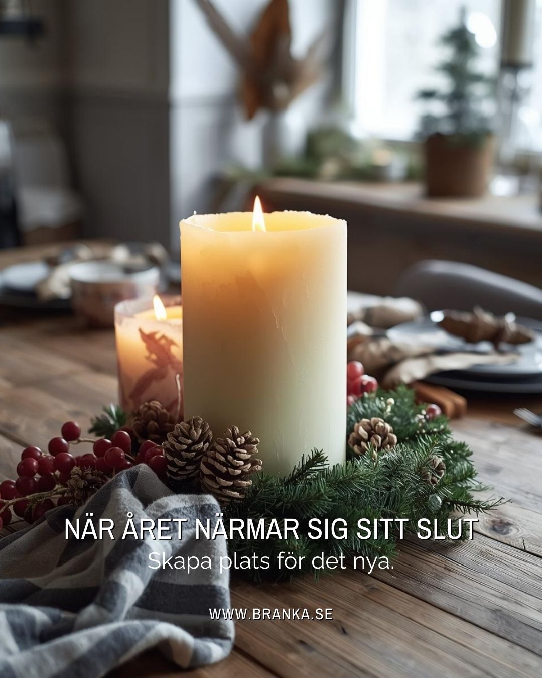 När året närmar sig sitt slut händer något märkligt. December rusar fram, som alltid, fylld av aktiviteter och planer. Ändå finns här en annan rörelse som går åt motsatt håll. En rörelse inåt. Som om något i oss vill hinna ifatt oss själva innan vi går vidare.
Vi avslutar nu ett universellt år 9. Ett år som i mångt och mycket handlat om att avsluta, rensa och lägga saker till ro men oavsett hur mycket som pågår omkring oss har den här energin en alldeles egen rytm. Den handlar inte om att stänga dörrar i all hast, utan om att förstå vad som faktiskt är färdigt på riktigt. Det vi inte längre behöver bära. Det som har gjort sitt. Det som inte följer med in i nästa kapitel.
Avslut måste inte vara dramatiska, det räcker om de är tydliga och förankrade i vårt inre. Som en känsla av att något inte längre hör hemma hos oss. En insikt som inte går att tänka bort. Eller en markering inifrån som säger, det här är klart nu. När vi lyssnar inåt på det viset skapas det mer rymd på insidan. Rymd som inte fylls av nya krav, utan av klarhet. Rymd som gör att det som vill börja faktiskt får plats, för samtidigt står 2026 redan vid tröskeln. Ett universellt år 1. Ett år som inte precis smyger in, utan bär en självklar energi av nystart. Något nytt är på väg att ta form men det blir synligt först när vi vågar släppa taget om det som har gjort sitt.
När så ännu ett år går mot sitt slut behöver vi inte fatta stora beslut, vi behöver bara bli klara nog att släppa taget om det som är färdigt och landa i det som fortfarande håller. Ge det gångna året den uppmärksamhet det förtjänar och tillåta den att tacka för sig. Där ligger övergången, i det enkla ögonblick då det gamla äntligen får komma till ro.
Trevlig första advent önskar jag dig
Branka
www.branka.se