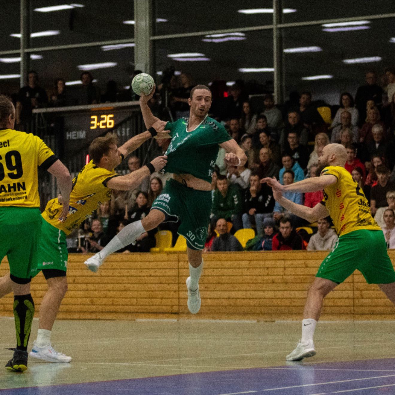 Was war das heute wieder für eine Stimmung im Dachsbau! Ein echtes Wechselbad der Gefühle. Zur Halbzeit noch Gleichstand – und dann in der zweiten Hälfte ein spannender Kampf angeheizt von den Fans unserer HSG Freiberg um jeden einzelnen Punkt auf der Platte.
Am Ende kämpft sich die Mannschaft zu einem 31:31 und sichert sich einen wertvollen Zähler.
Wir wurden wieder einmal bestens unterhalten. 🦡🤾
📸: Celine Mende