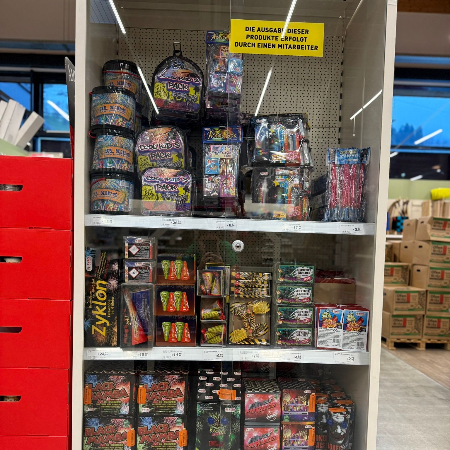 โจ ๐๐ฒ๐ฟ ๐๐ผ๐๐ป๐๐ฑ๐ผ๐๐ป ๐น๐ฎฬ๐๐ณ๐ โ ๐๐ฒ๐๐ฒ๐ฟ๐๐ฒ๐ฟ๐ธ๐๐๐ฒ๐ฟ๐ธ๐ฎ๐๐ณ ๐ด๐ฒ๐๐๐ฎ๐ฟ๐๐ฒ๐! โจ
Ab sofort findet ihr bei uns wieder eine groรe Auswahl an Feuerwerksartikeln โ von kleinen Familienpaketen bis hin zu beeindruckenden Batterien fรผr den groรen Auftritt zu Silvester. ๐
Ob bunt, laut oder leuchtend โ im Lagerhaus Hippach findet ihr das passende Feuerwerk fรผr euren perfekten Jahreswechsel! ๐ฅณ
๐ Talstraรe 20 ยท 6284 Ramsau
๐ 05282 / 2950
๐ Mo - Fr: 7:00 - 18:00 Uhr, Sa: 8:00 - 12:00 Uhr