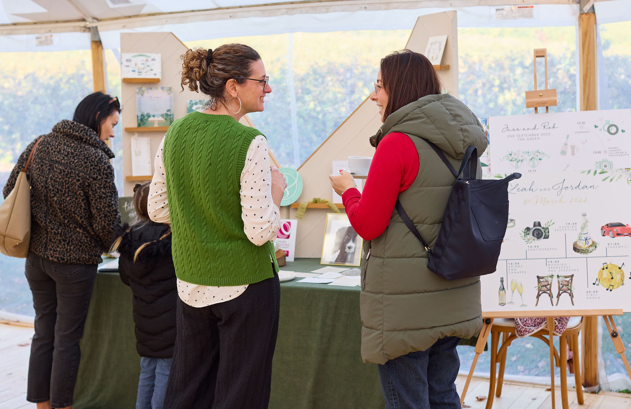 Chitter chatter, chit-chit chat! Here I am nattering away at the @dorsetvineyardweddings open weekend!
Thank you @tomandlizzieredman for the lovely photo!
#dorsetoakvineyard #englishoakvinyard #weddingstationer #meetthemaker