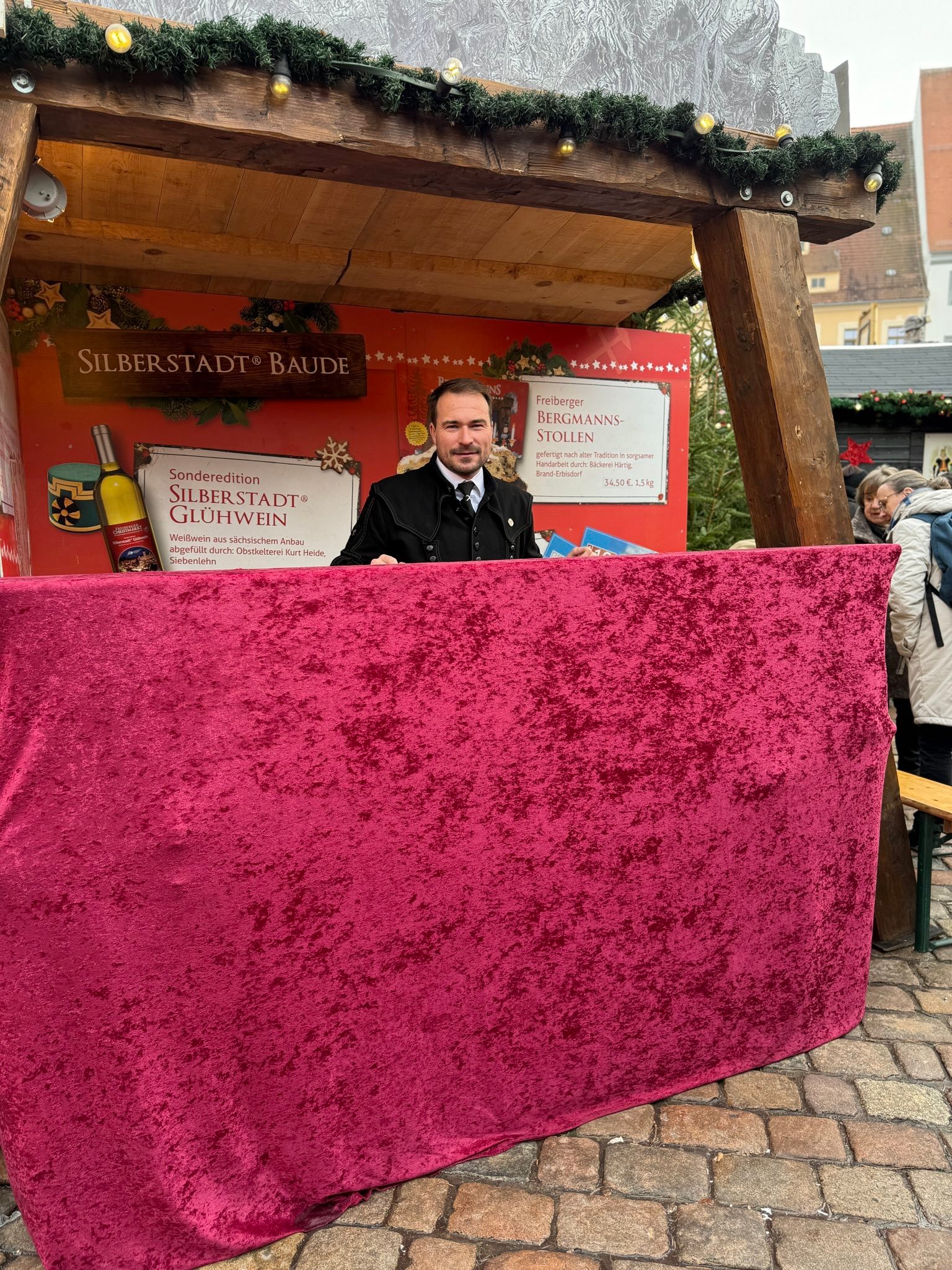 Heute ist es wieder soweit: Das traditionelle Riesenstollenanschneiden sorgt für einen besonders leckeren Start in den Advent auf unserem Christmarkt– ein echtes Highlight für alle Stollenfreunde und eine wunderbare Tradition unserer Stadt! 👨🍳✨
Gleichzeitig lädt die Innenstadt zum verkaufsoffenen Sonntag ein. Perfekt, um ganz entspannt durch die Altstadt zu bummeln, Weihnachtsgeschenke zu besorgen und die besondere Atmosphäre zu genießen. 🛍️🎁
Und das Beste: Zwischen 15 und 17 Uhr gibt es an der Silberstadt-Baude wieder unsere beliebte Aktion!
➡️ Jeder mit einem Kassenzettel über mindestens
20 Euro Einkaufswert bekommt einen Glühwein oder Kinderpunsch gratis.
Der Bürgermeister Martin Seltmann und ich schenken heute gemeinsam aus – kommt vorbei, wärmt euch auf und stoßt mit uns auf die Adventszeit an! 🍷❄️
Wir freuen uns auf euch in der Altstadt! 🤗