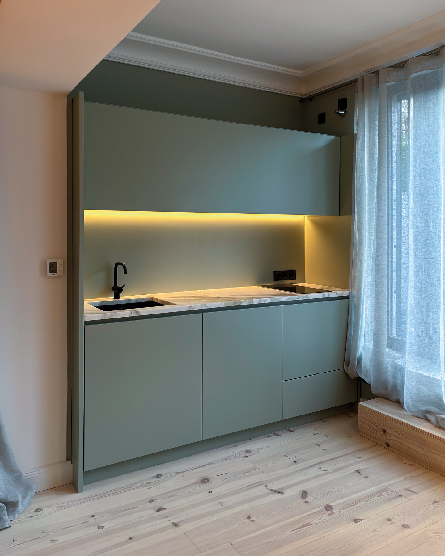 Diese lindgrüne Pantry-Küche verbindet ruhige Eleganz mit durchdachter Funktion: ein großformatiger Hängeschrank mit dunkel lackierten Innenflächen, fein gearbeitete Griffleisten an allen Fronten und eine Arbeitsplatte aus echtem Marmor. Geschirrspüler, Herd und Kühlschrank sind nahtlos integriert – für ein schlichtes, harmonisches Design, das auf kleinem Raum ganz groß wirkt.
#kueche #kuechendesign #wohnideen #innenausbau #tischlerhandwerk