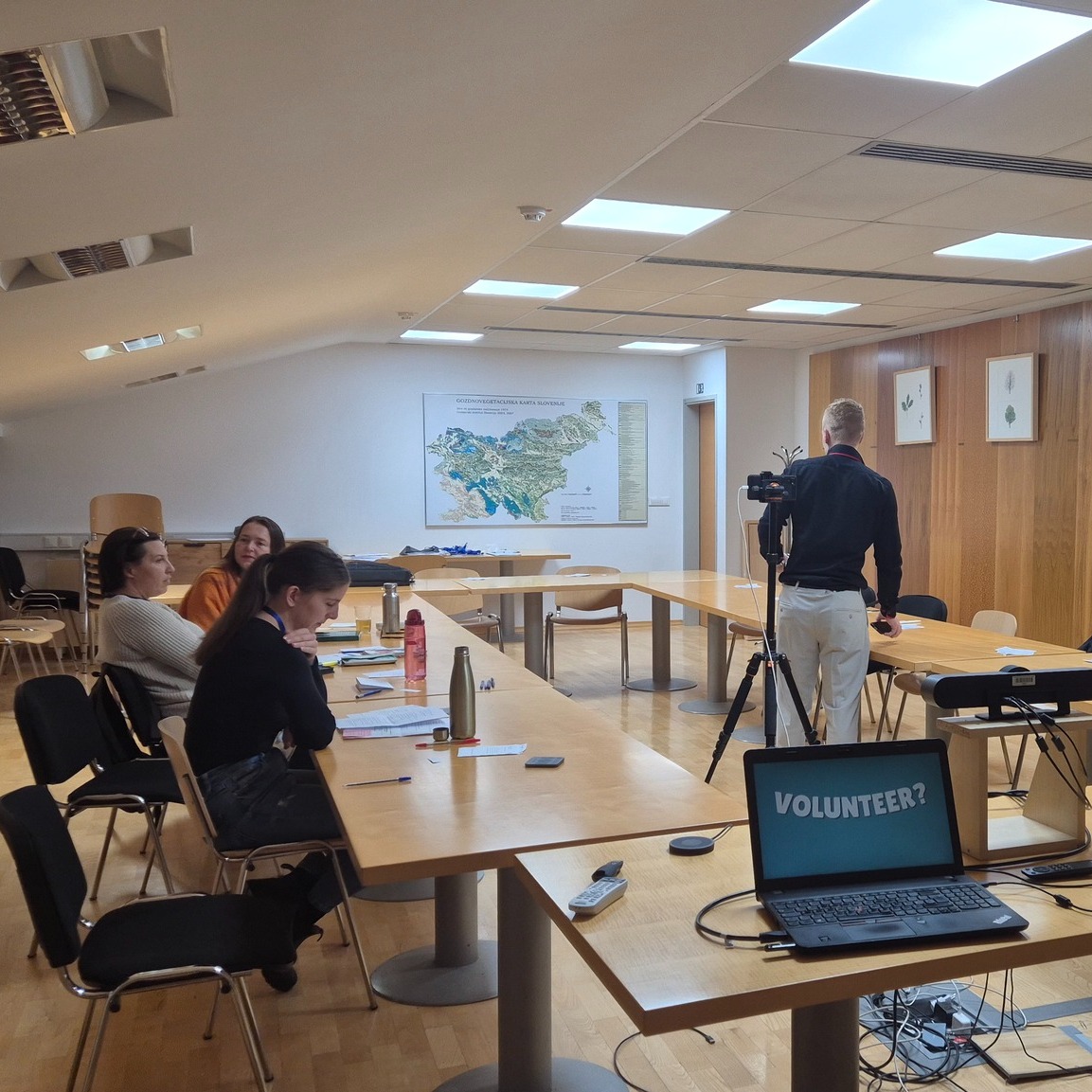 📸 Prvo srečanje v novih prostorih – uspelo na polno!
V četrtek smo se prvič zbrali v naših novih prostorih na Gozdarskem inštitutu Slovenije (Večna pot 2, Ljubljana) – in srečanje je potekalo kot namazano! 🙌✨
Odlično vzdušje, navdihujoči govori, konstruktivne evalvacije – tako začenjamo novo poglavje našega kluba.
👉 Vabljeni, da se nam pridružite vsak četrtek ob 18:45.
Pridite pogledat, kako izgleda srečanje v živo – morda odkrijete, da se v vas skriva odličen govorec ali govorka. 🎤🙂