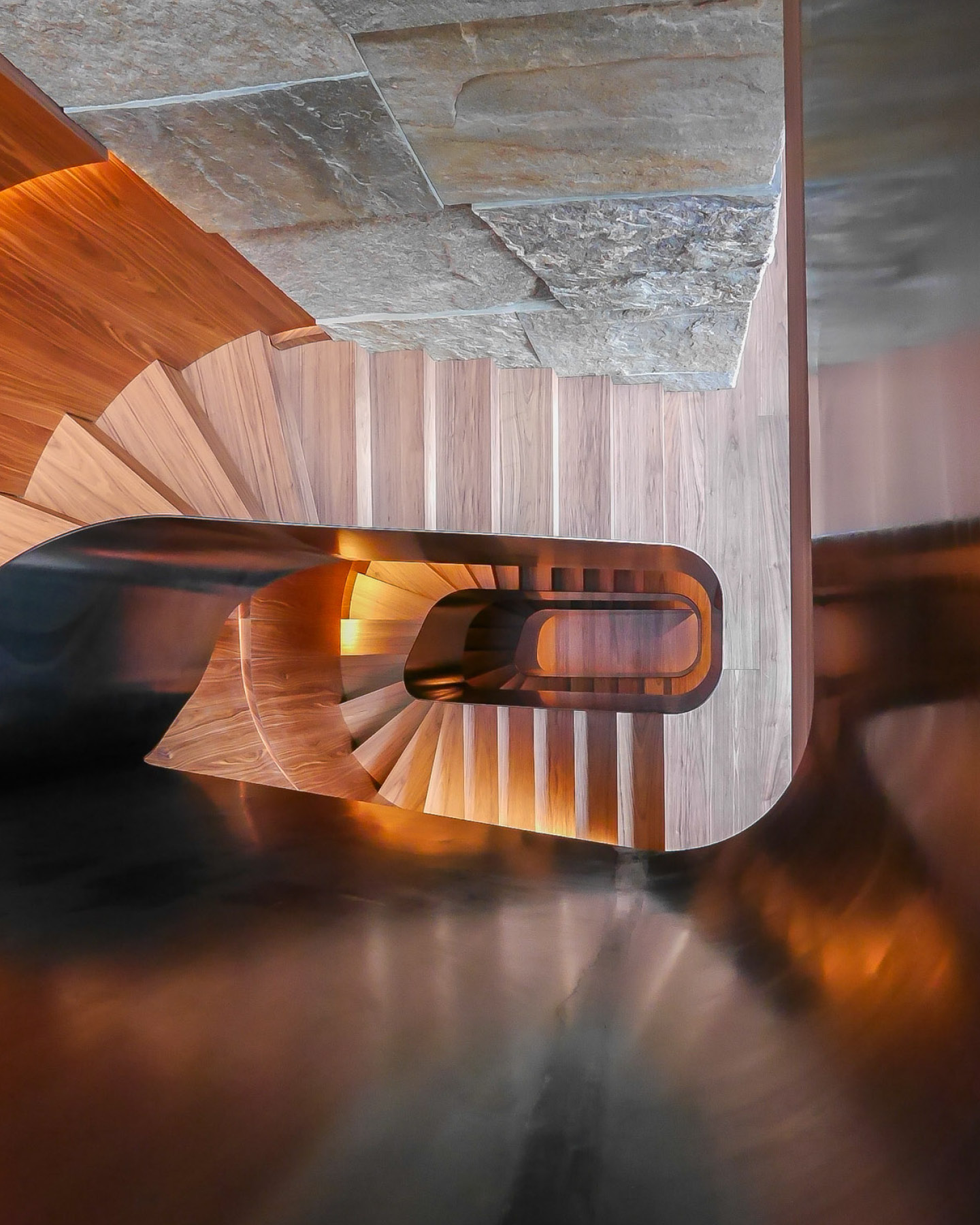 Im Herzen eines Schweizer Berghauses auf 1.900 Metern Höhe zeigt unser holzverkleidetes Treppenhaus, wie Material und Form miteinander verschmelzen: großflächige, mit amerikanischem Nussbaum furnierte Formteile, präzise an die wechselnden Radien des Treppenlaufs angepasst und durch eine indirekte Beleuchtung eindrucksvoll in Szene gesetzt. Von der 3D-Konstruktion bis zur finalen Montage – alles aus einer Hand, alles aus unserer Manufaktur.
Entwurf: Küchel Architekten CH
#innenausbau #moebeldesign #tischlerhandwerk #treppenbau #holzhochzwei