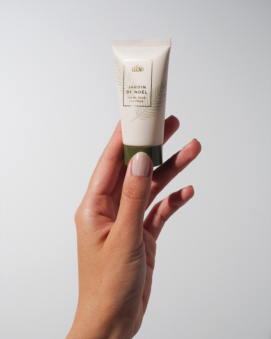 ❄️ Winter Care to Fall in Love With – Jardin de Noël Foot Cream
Immerse yourself in the festive spirit with our Jardin de Noël Collection by LCN. Inspired by the scents and colors of winter, it combines luxurious care with a touch of Christmas magic. 🎄
Our intensely nourishing Foot Cream (Art. No. 92917) is the must-have for the cold season:
💧 Provides moisture with urea, sunflower oil & coconut oil
🌿 Indulges with warm notes of sandalwood & lavender
🦶 Leaves feet silky soft – without a greasy feel
Perfect for studio retail: its handy tube makes it ideal for post-treatment sales – as a small thank-you or take-home product. 💝
👉 Tip: Also a lovely gift add-on during treatments or as part of a set – a true bestseller!
#JardinDeNoel #LCN #FootCare #WinterCare #NailStudio #FootCarePro #StudioRetail #VeganBeauty #Sandalwood #LavenderScent #BeautyGift #WinterSpa