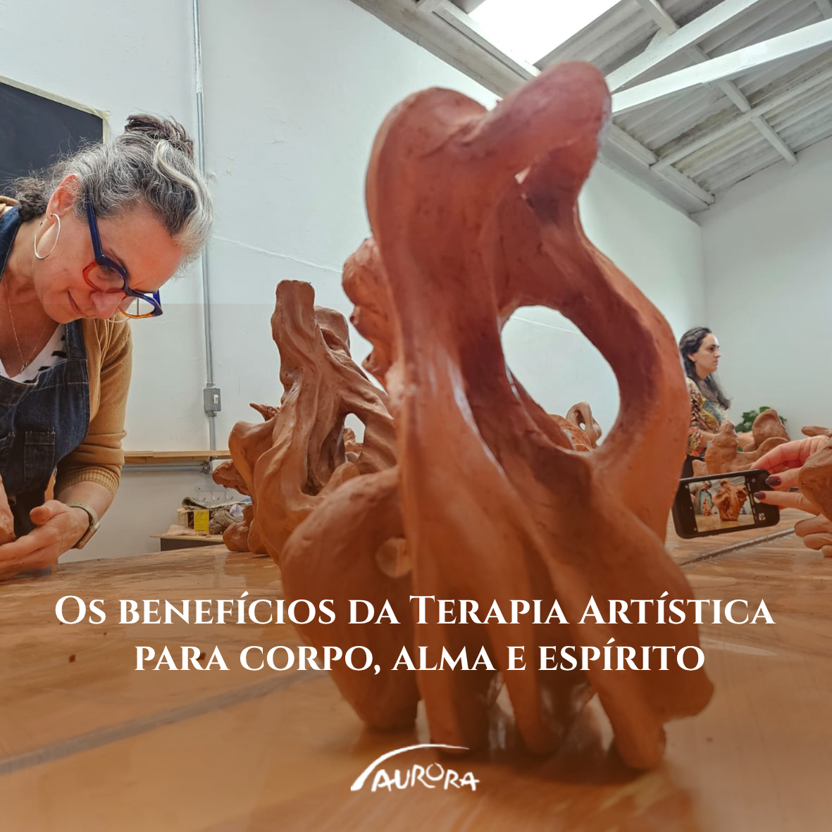 Você sabia que o fazer artístico pode despertar forças de autocura?
Na Terapia Artística, cada cor, cada traço e cada gesto mobilizam processos internos que ajudam a:
• Reduzir estresse e ansiedade
• Fortalecer a vitalidade e o sistema rítmico
• Melhorar foco, presença e percepção
• Ampliar o autoconhecimento
• Harmonizar emoções e reorganizar o sentir
É uma prática profunda, acessível e transformadora — e você não precisa ter experiência prévia com arte para vivê-la.
Acompanhe a Aurora ABTAA e descubra mais sobre essa abordagem que une sensibilidade, ciência espiritual e cuidado integral. 💛
#ArteQueCura #TerapiaNaArte #SaúdeIntegral #AuroraABTAA