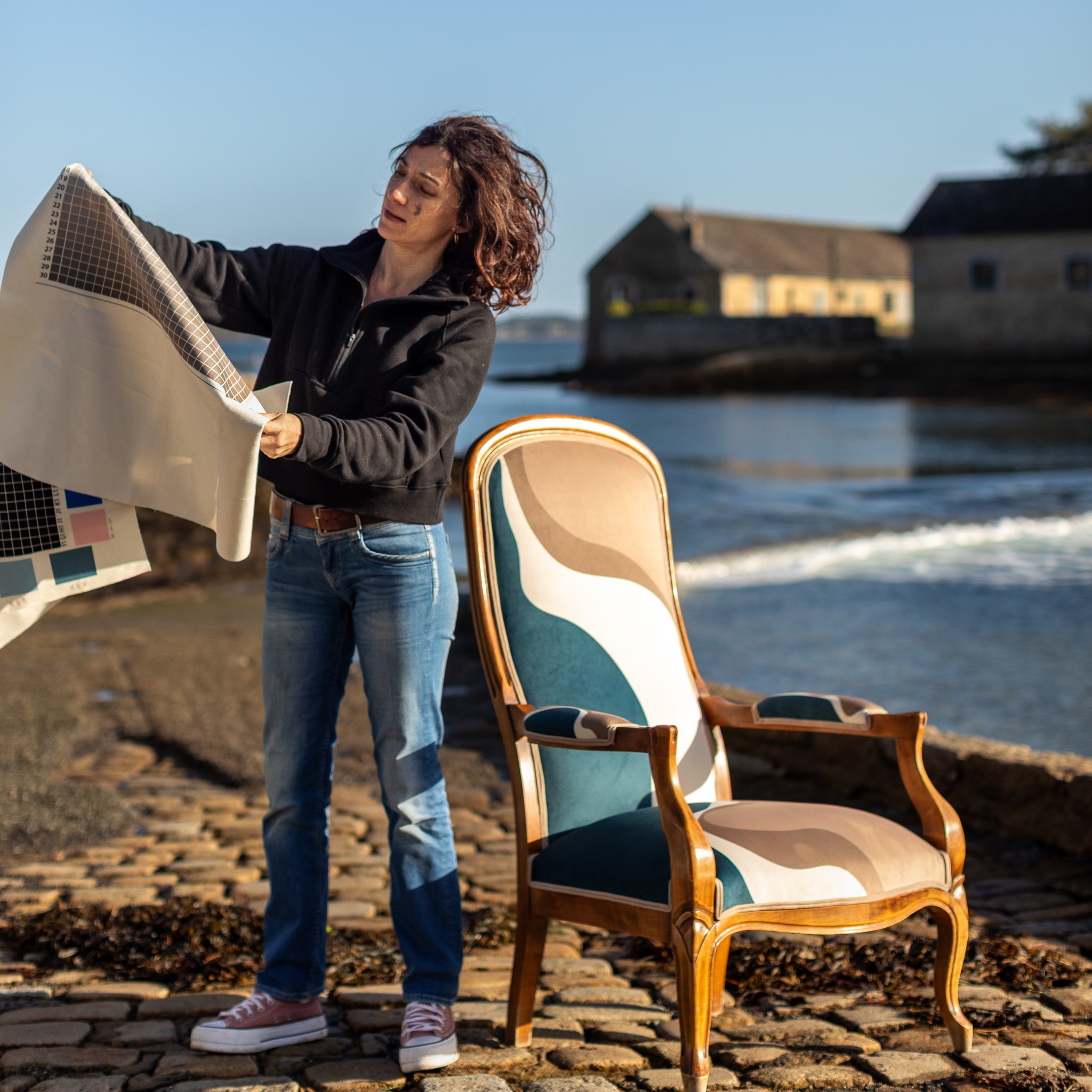 Créations et impression textile La mutine aux pieds nus à Ville de Baden
La mutine aux pieds nus rend hommage à l’inspiration que nous offre le golfe du Morbihan en sélectionnant des tissus qui le suggère, séductrices absolues, envoûtantes et sensuelles, toujours intemporelles, elles sont inspirées par un esprit bord de mer luxueux mais non prétentieux, sophistiqué mais intemporel.
Bienvenue dans un monde enchanteur, inspiré par vous, inspiré pour vous.
merci Golfe du Morbihan de m'inspirer autant!
Et surtout, MERCI au super photographe, @lilianvezinphotographie
#lamutineauxpiedsnus
#lilianvezinphotographie
#rideauxsurmesure
#borddemer
#storesbateau #paroisjaponaise
#creationtextile
#voilage #voilages
#decorationinterieur
#surmesure #rideaux
#maisonmorbihan #storesbateau
#rideaux
#decoration
#architectureinterieur