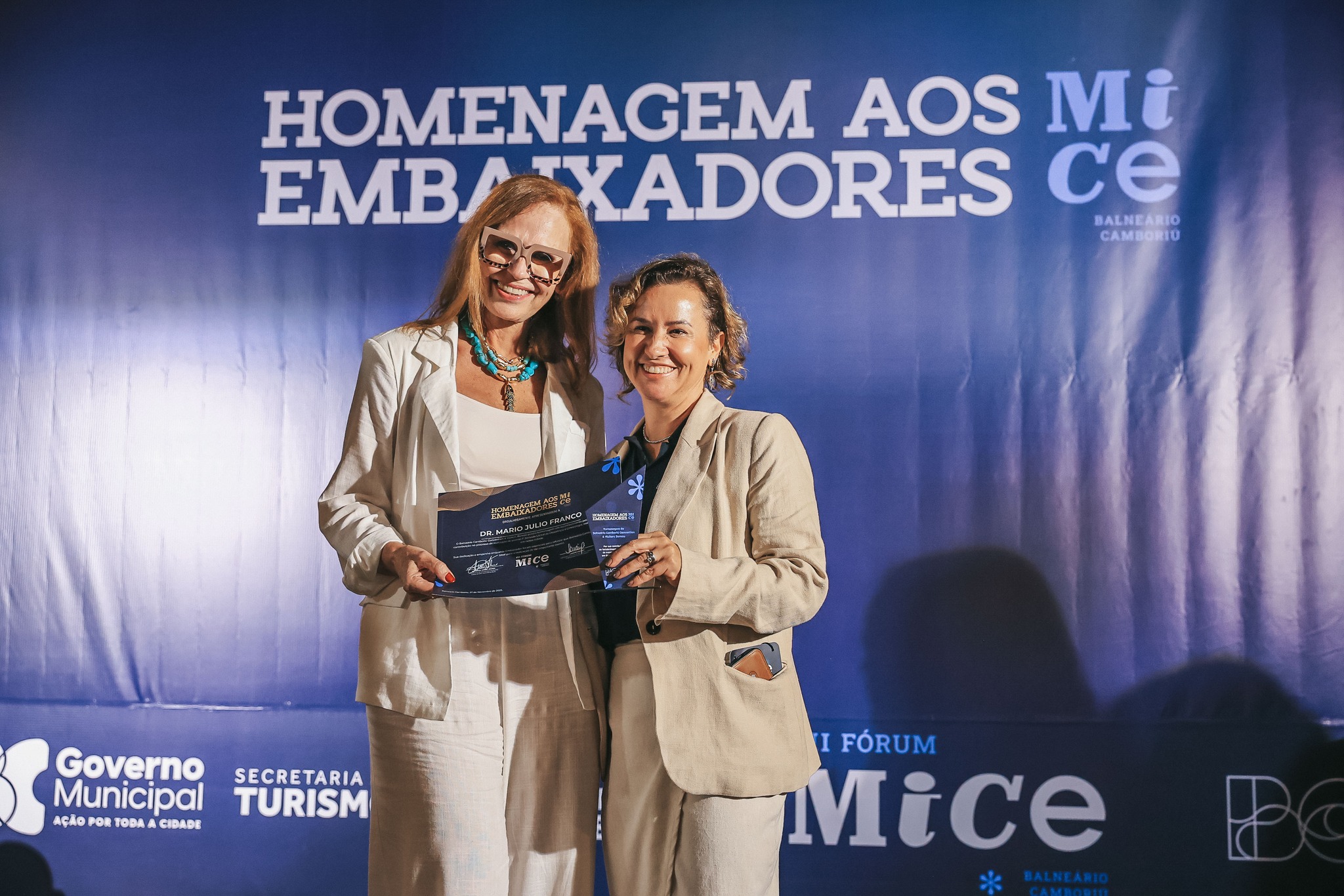 A SOGISC agradece a honraria concedida pelo Balneário Camboriú Convention & Visitors Bureau @bcconvention ), em reconhecimento à nossa dedicação e contribuição para a realização da 1ª Jornada Litoral de Obstetrícia e Ginecologia.
Essa homenagem pertence a toda a nossa sociedade, que atua continuamente para levar educação médica continuada de excelência a todo o estado de Santa Catarina, fortalecendo a Ginecologia e Obstetrícia e impulsionando o desenvolvimento científico regional.
Em nome da SOGISC, a Dra. Muriel Salete Giogo (@murielgiongo ) representou a instituição na solenidade realizada durante o VII Fórum MICE, ocasião em que este importante reconhecimento foi celebrado.
Seguimos comprometidos com nossa missão de promover conhecimento, integrar profissionais e valorizar a medicina catarinense.
#SOGISC #GinecologiaEObstetricia #EducacaoContinuada #MedicinaCatarinense #JornadaLitoral @mjulio