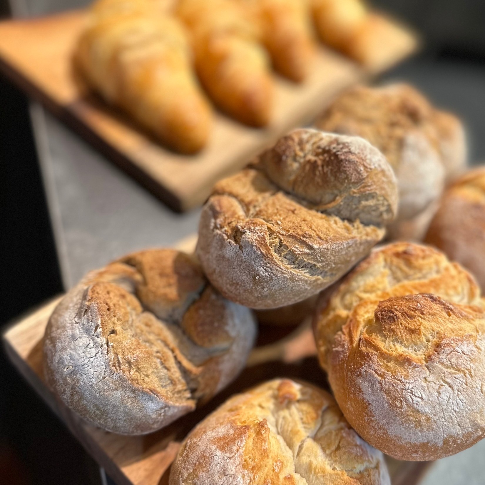 Godmorgen lørdag❤
Vi holder åben fra 9-17, så måske vi ses til lækker morgenmad eller frokost.
Vi har friskbagte croissanter 🥐 boller, gløgg & æbleskiver, flere forskellige kager, varm kakao, kaffe☕ eller måske vi kan byde på en juleøl fra Svaneke🍺