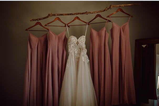 ✨ Milé nevěsty a jejich úžasné družičky! ✨
Hledáte vysněné svatební šaty?
V salonu Primašaty jsme tu přesně pro vás!