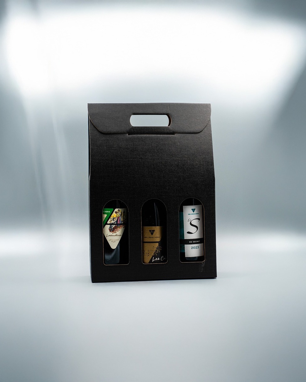 🎁✨ Le Coffret Trio est disponible ! ✨🍷
Besoin d’un cadeau élégant pour les fêtes ? Voici notre Coffret Trio, une sélection pensée pour les amateurs de belles bouteilles :
• 🥂 Les Cabaretiers 2023 — finesse & fraîcheur
• 🍷 S de Secret 2023 — structure & longueur
• 🍇 Les Lavandières 2022 — élégance & gourmandise
📍 Disponible au chai pendant nos heures d’ouverture
👉 Le cadeau parfait pour remercier un ami, surprendre un passionné… ou se faire plaisir tout simplement.
#CoffretTrio #VinDuPaysDeHerve #IdéeCadeau #VinsBelges #Chai #Fêtes2025