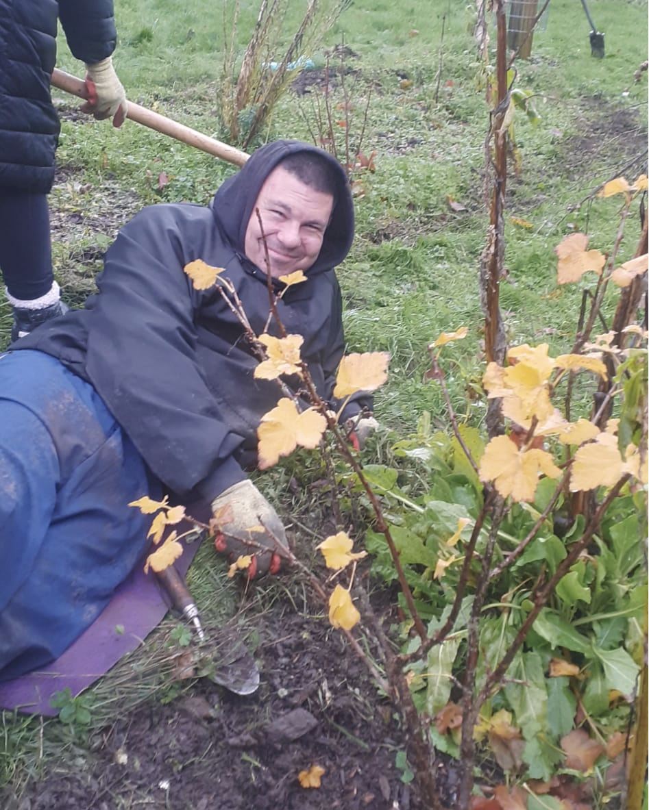 #FruitAndNutVillage volunteers are undettered by a poor weather forecast!
We've had 16 people out across #SouthernDrive #ForestGarden and #PlymouthRun last week. Action in #Monyhull shown here... #DruidsHeath