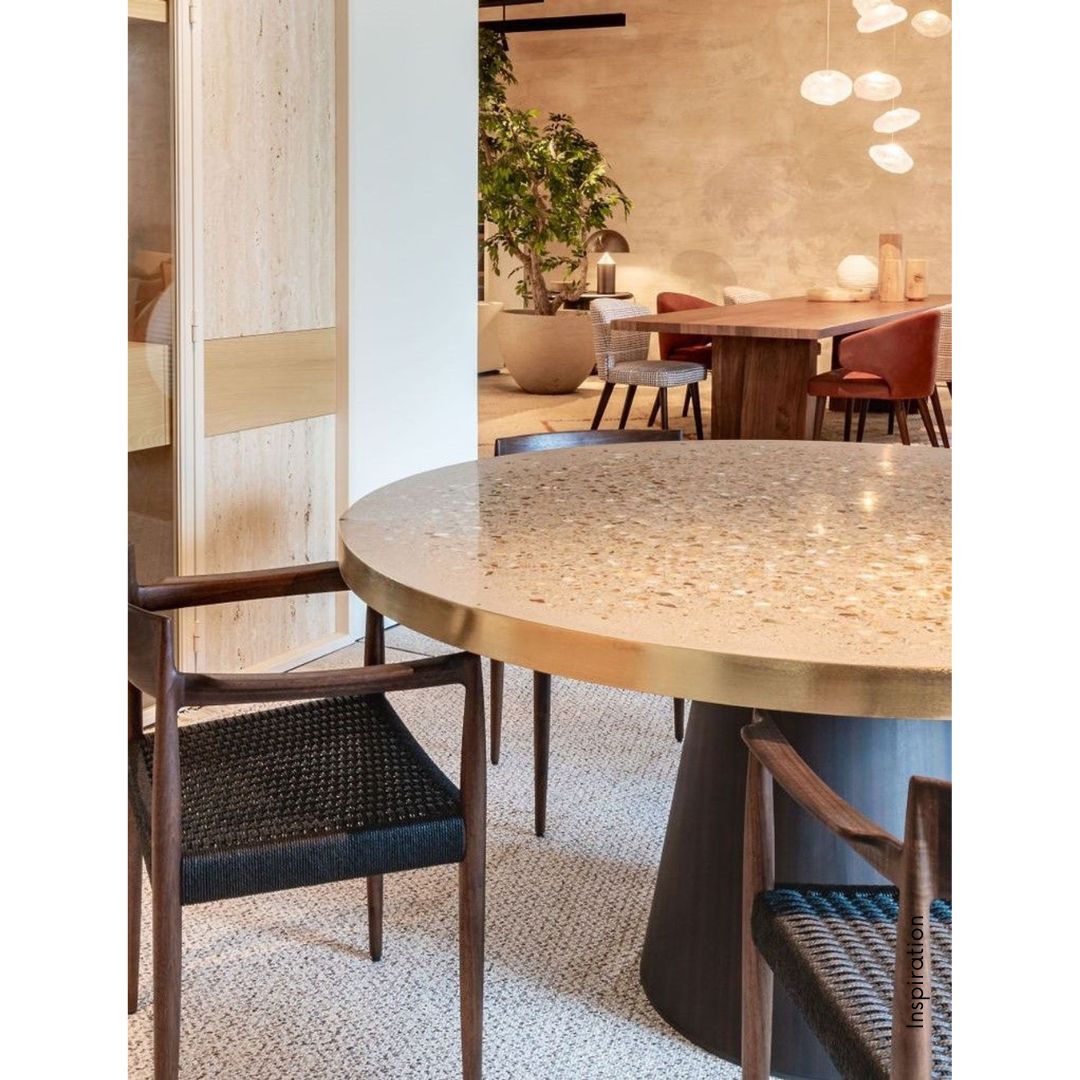 Des tables tendances en 2026 .
Authenticité, modularité, durabilité : des exigences désormais incontournables.
Dans les restaurants, hôtels ou espaces collaboratifs, la table n’est plus un simple mobilier : elle définit la manière dont on partage, échange, collabore.
Bois massif, finitions artisanales, piètements dessinés sur mesure : le geste de fabrication retrouve toute sa place, entre savoir-faire et élégance fonctionnelle.
Les surfaces se font évolutives : extensibles, démontables ou réversibles, elles accompagnent les usages de la journée sans jamais sacrifier le style.
Et parce que la durabilité n’est plus une option, les matériaux certifiés, réparables et responsables s’imposent naturellement.
Concevoir une table, c’est imaginer un espace qui favorise la rencontre et l’échange, avec justesse et cohérence.
Avec O2B transformez et vivez vos espaces intérieurs.
#o2bdesigninterieur #architectedinterieur #inspiration #tables #tables2026 #materiaux #tableshotel #hotel