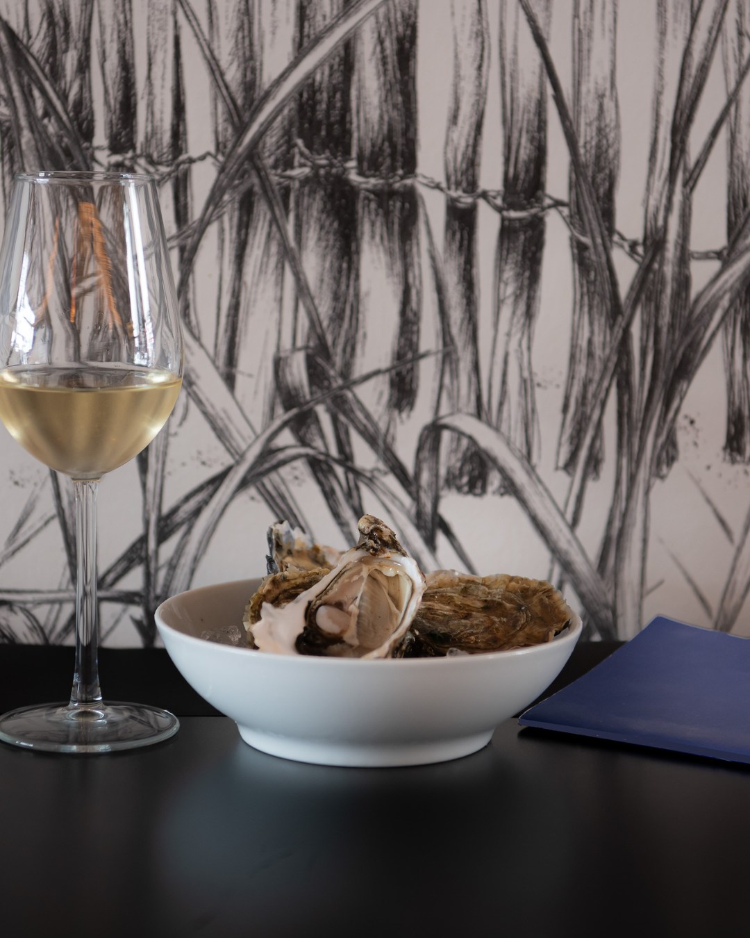 🦪✨ L’Île aux Palourdes débarque chez Entre Nous !
Huîtres fraîches de l’Île‑Tudy, palourdes délicates… un vrai goût d’océan, récolté avec soin par des passionnés.
Un bon verre de vin + ces coquillages = un duo parfait pour des fêtes réussies ! 🍷✨
Venez découvrir ce moment iodé, savoureux, festif, et partager un instant simple et chaleureux 💙
-
Entre Nous
35 rue de la marine
29730 Le Guilvinec
+33 (0)2 98 92 73 56
Ouvert du jeudi au lundi 🌈
#entrenous #guilvinec #entrenousguilvinec #restaurantguilvilnec #dejeuner #diner #goûter #boireunverre #paysbigoudensud #bigoudenjoy
Credit photo : @lepontdesimages_studiophoto