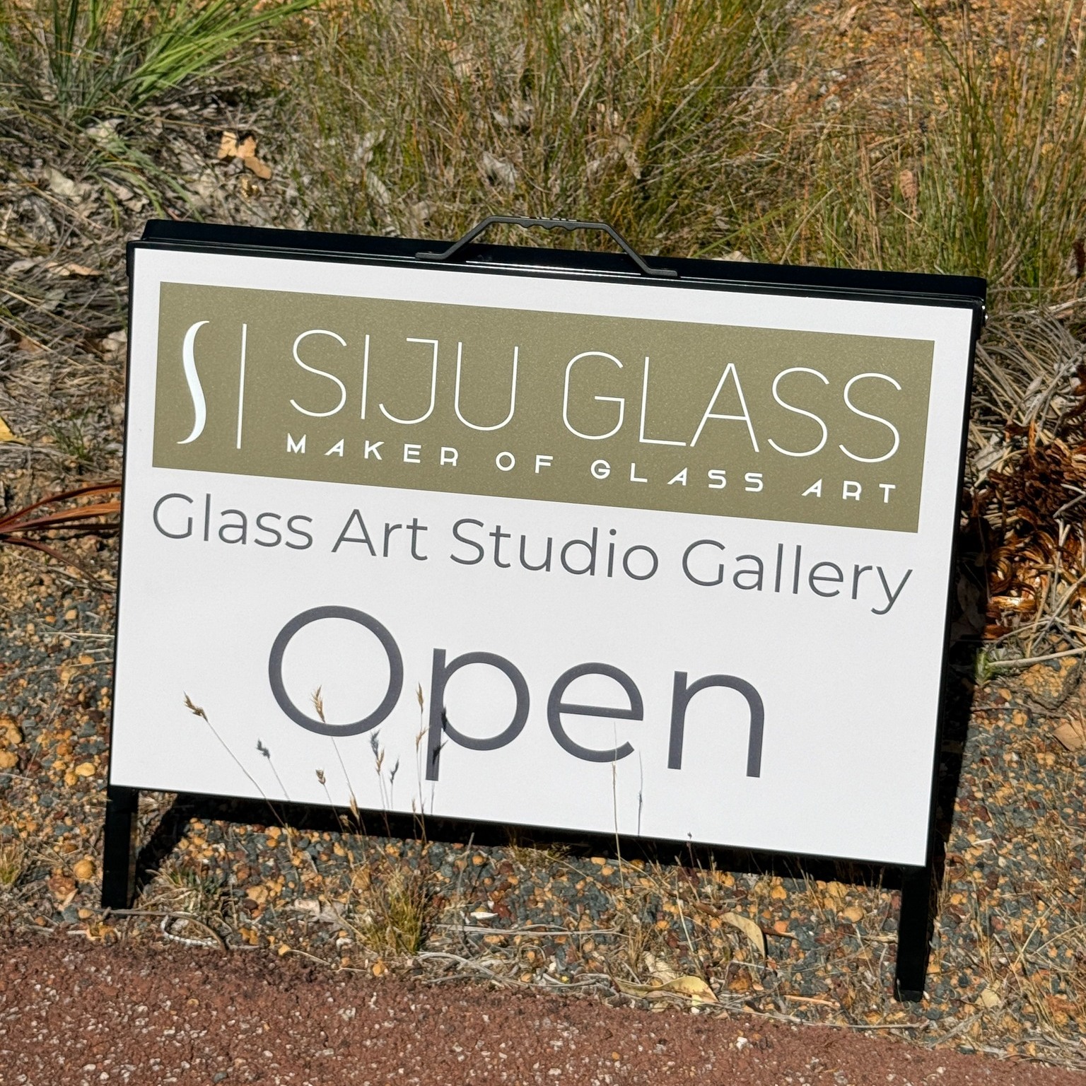 Get your xmas gifts at my Studio Gallery @sijuglass . Many choices available from my glass art, Christine Hingston's paintings and Liz Berry's ceramics. Open Sunday 7 & 14 December from 10.30 am - 4pm. 2790 Thomas Road, Mahogany Creek.