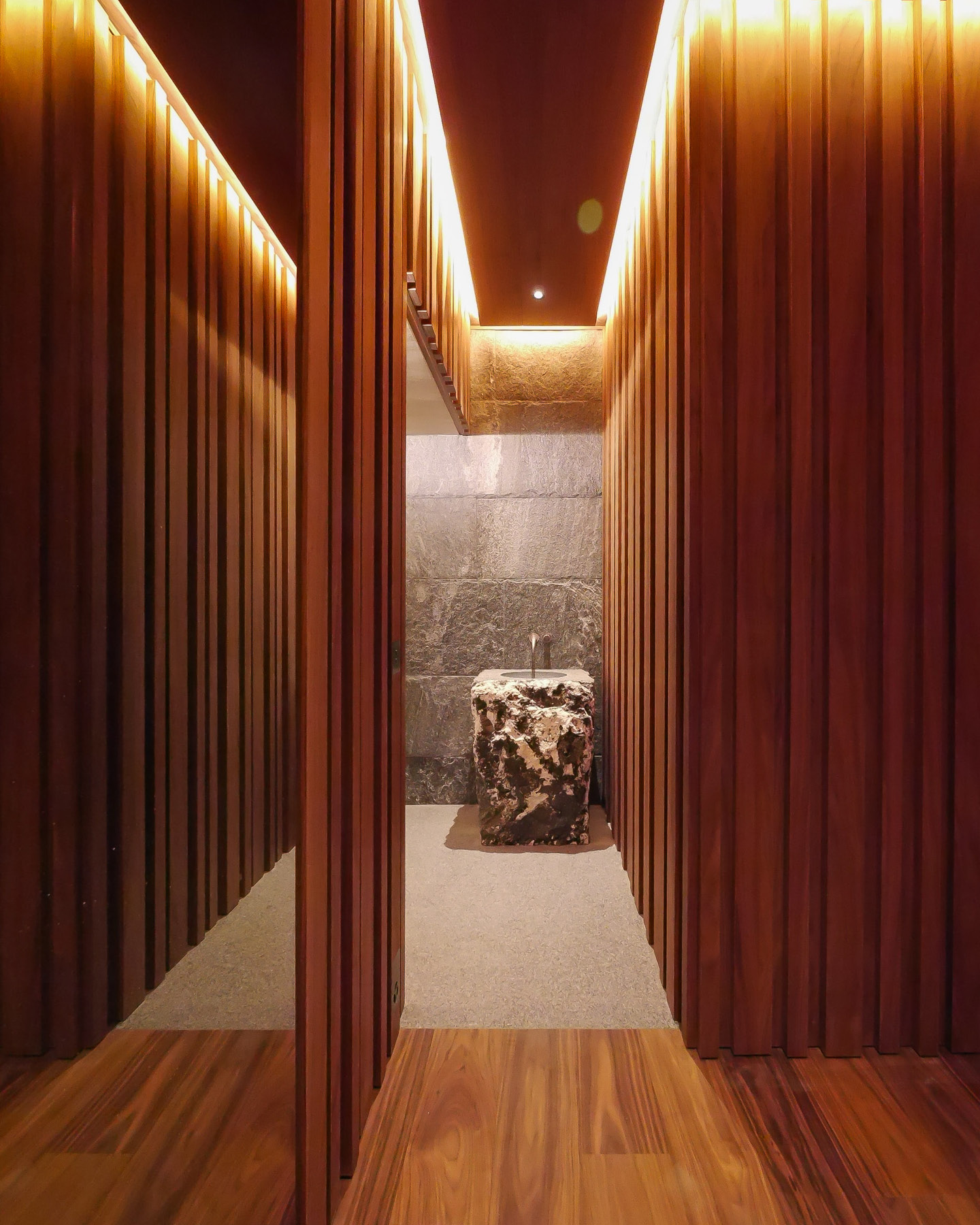 Alpine Eleganz im Bad: Die Wandverkleidungen dieses Badezimmers wurden auf speziellen Feuchtraum-Trägerplatten umgesetzt und mit amerikanischem Nussbaum furniert – für natürliche Wärme und langlebige Qualität. Schränke und Spiegel greifen das Design nahtlos auf und schaffen ein harmonisches Gesamtbild, das Ruhe und Raffinesse vereint.
Entwurf: Küchel Architekten CH
#moebeldesign #holzhochzwei #innenausbau #tischlerhandwerk #badezimmer