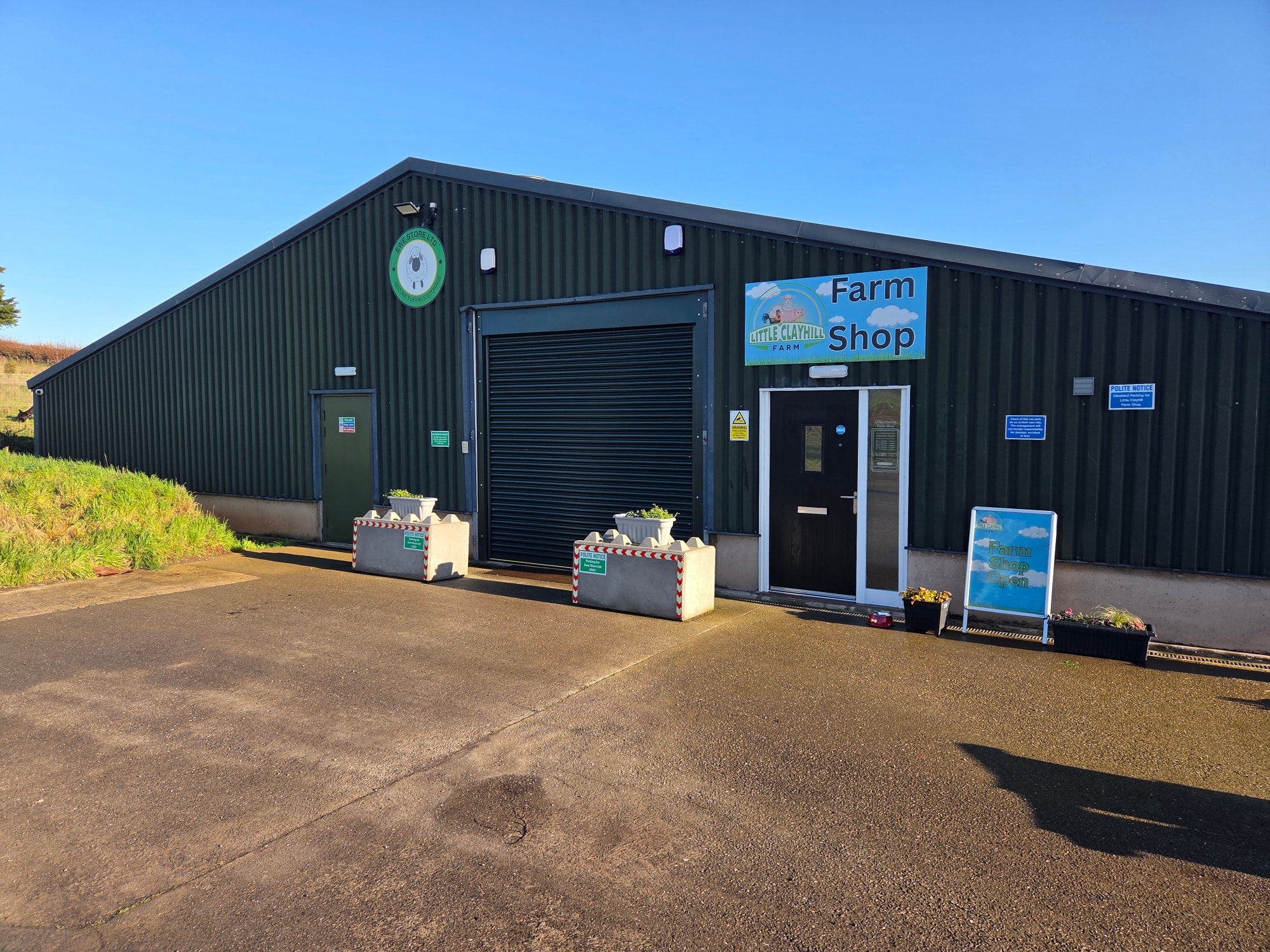 Did you know we’ve got self storage right here at Little Clayhill Farm?
Ewe Store is based on the farm, so you can tuck away tools, business stock or household bits without having to trek into town.
Ideal if you’re:
Running a small business or trade and need secure space
In between house moves or having a clear out
Working at Hinkley and want somewhere local for your gear
Quiet rural setting, easy access, and you’re dealing with a family farm, not a big faceless company.
And while you’re here you can:
Call into the farm shop for meat, eggs and other bits and bobs
Grab a drink and something to eat from the farm café
If you’d like to have a look round or check unit sizes and prices, send us a message and we’ll sort a time.