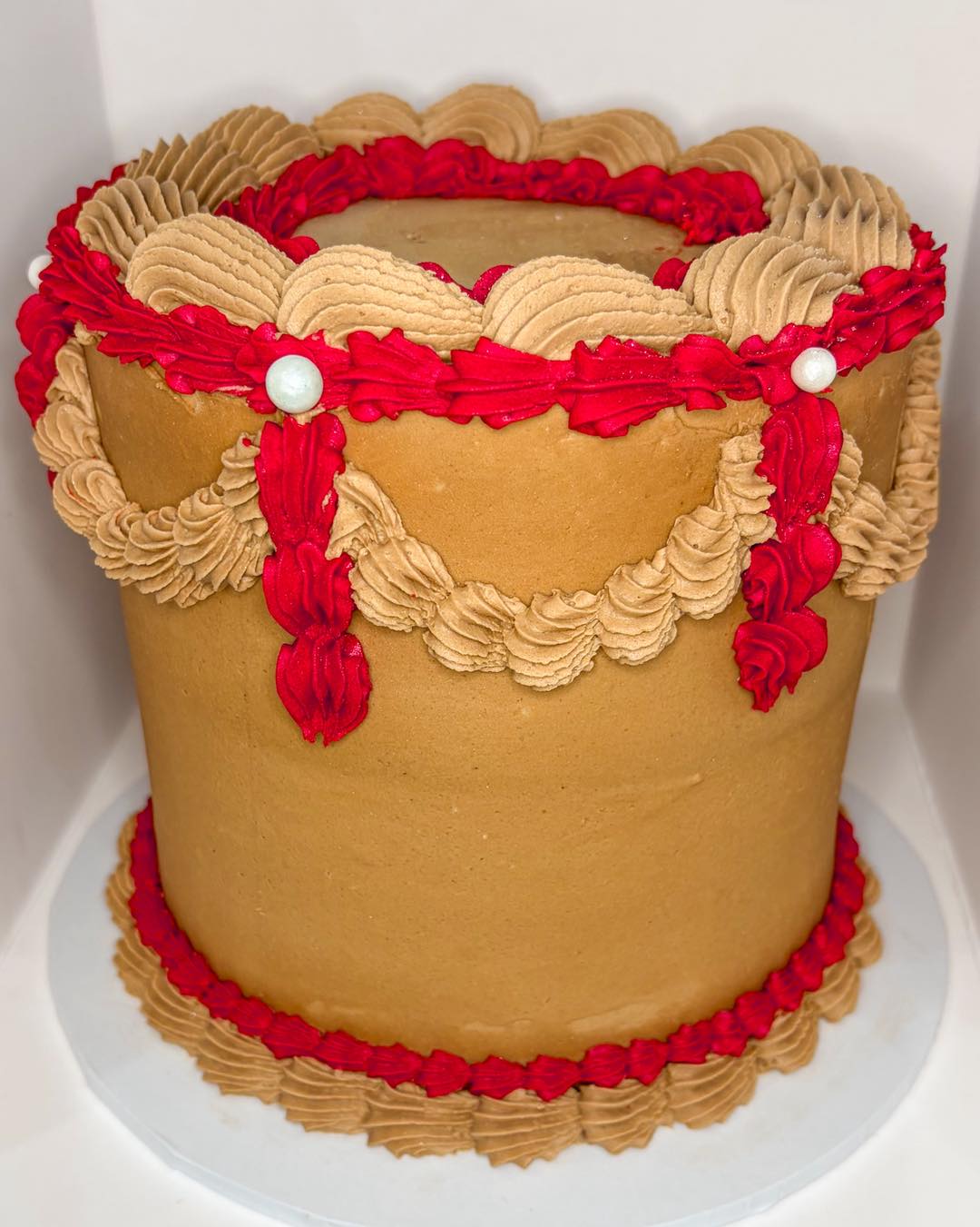 Serving vintage charm with a pop of red โจ๐ฐ
#cake #amberblossomcakes #vintage #happybirthday #chocolate #cake #chocolatecake #chocolatecake๐