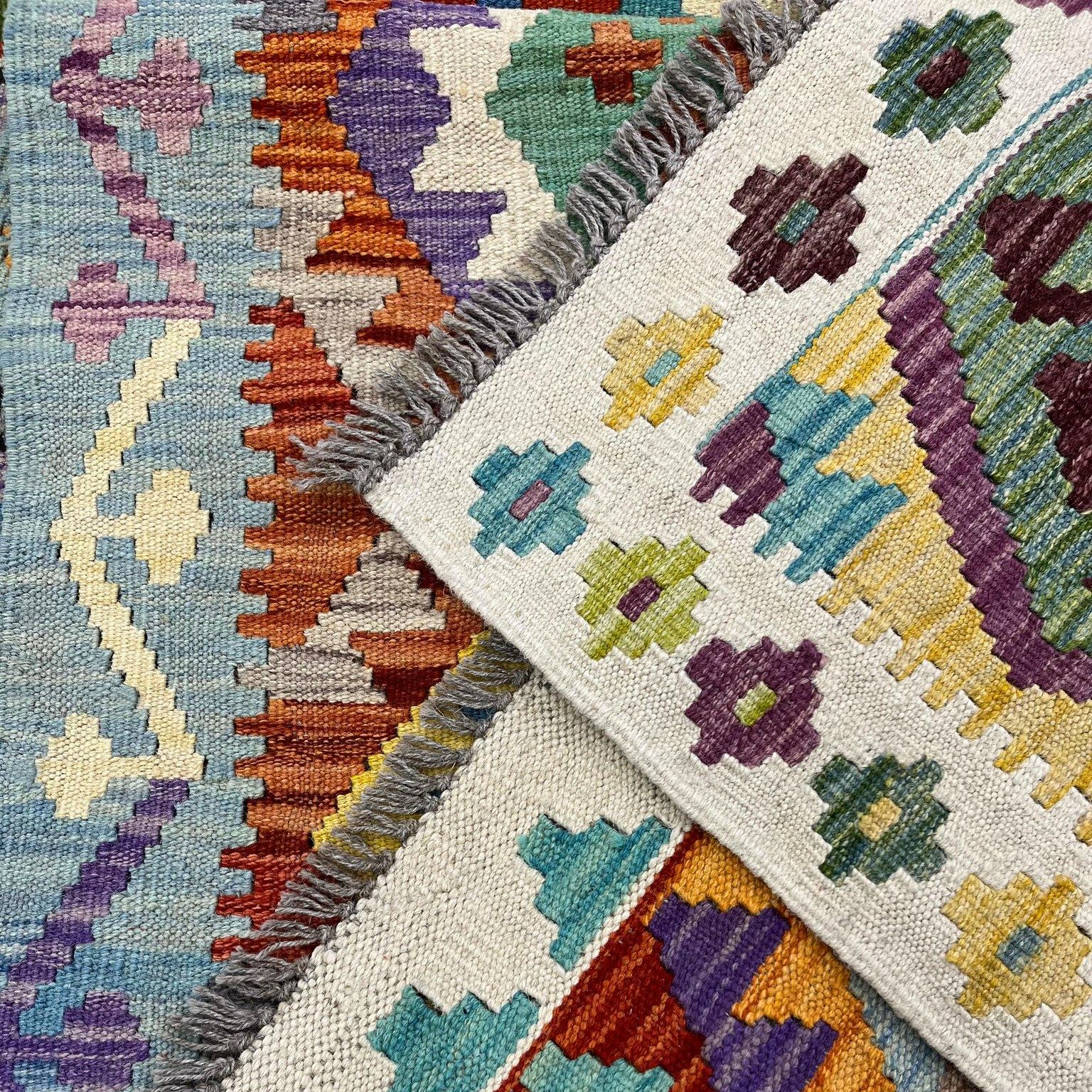 Os Kilim Ghashygai combinam cores vibrantes e padrões geométricos em uma trama plana cheia de autenticidade. São peças leves, artesanais e versáteis, que trazem textura, personalidade e um toque de cultura para qualquer ambiente.
📍Av Henrique Schaumann, 498 - Pinheiros | SP
São Paulo: (11)93044-1854
Caxias do Sul: (54) 3027-1234
.
.
.
.
#kiantapetes #arqdecor #interiordesign #sofisticacao #personalidade #estilo #tapetesimportados #decoração #homedecor #homesweethome #designinterior #arqlovers #confort #casadecorada #DesignDeInteriores