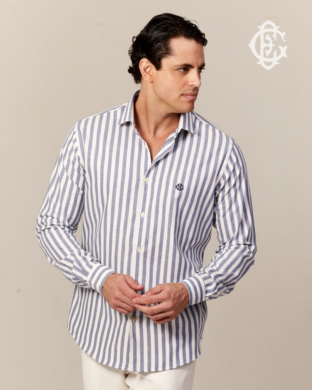 Simples, clássico, essencial. A camisa listrada EG é atemporal e disponível em outras cores.
Confira as opções na loja.
#EduardoGuinle #CamisaEG #ClássicoModerno #Menswear #ElegânciaDiscreta