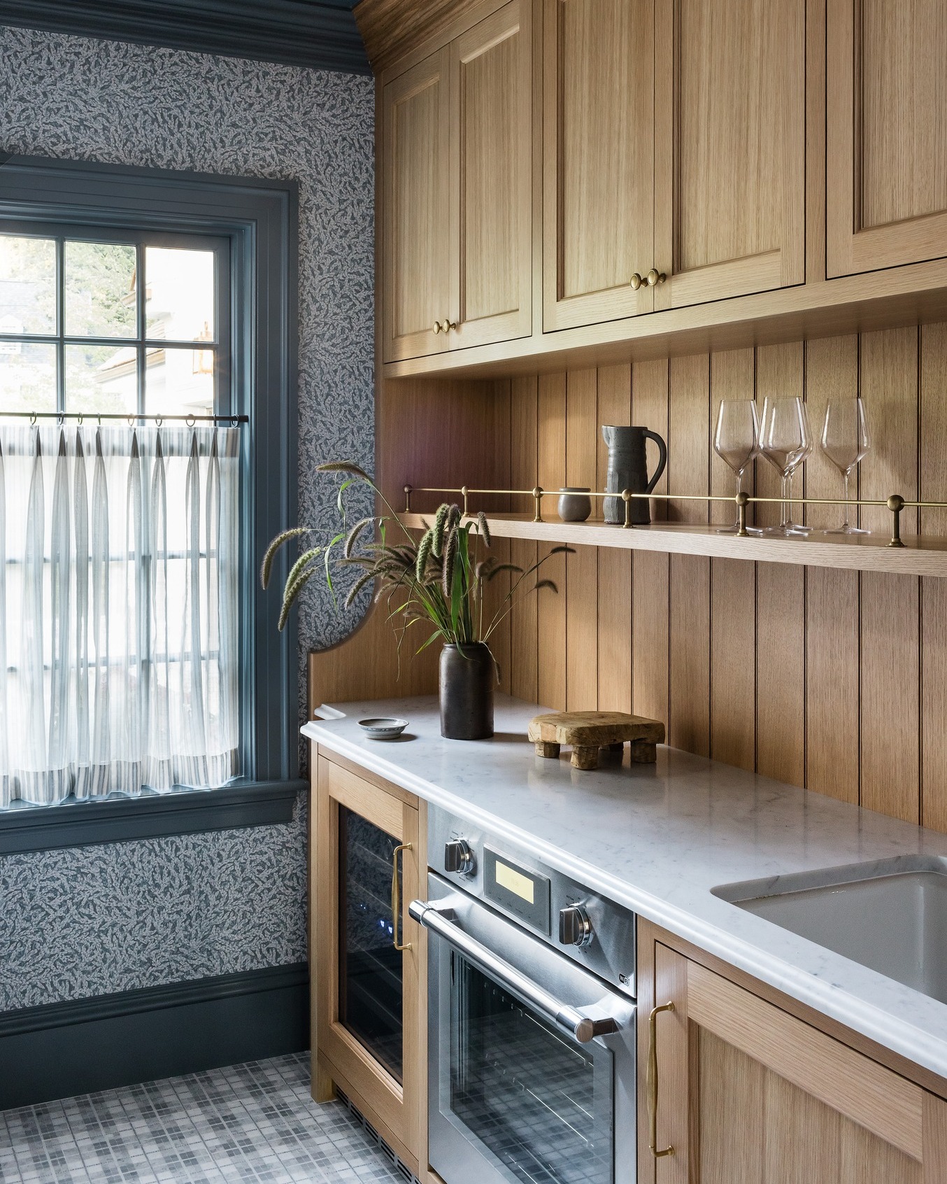 A blend of custom millwork and subtle pattern work that brings depth and sophistication to this pantry.
Photography: @joyellewest
Interior Design: @barkoffcoppola.interiors
Architect: @patrickahearnarchitect
#luxurybuilder #customhomebuilder #interiordetails #custommillwork
#homebarinspo #pantrydesign #butlerspantry #moodyinteriors
#warmwoodtones #interiorinspo #classicinteriors #newenglandhomes
#moderntraditional #homeinspiration #luxuryinteriors #interiorarchitecture
#craftedspaces #designinspo #timelessdesign #cozyhomevibes
#homebarideas #kitchendesigninspo #elevatedliving #homestylingideas
#interiorstylelover #builtwithquality #cabinetrydesign #organicinteriors
#panelingdesign #styledspaces