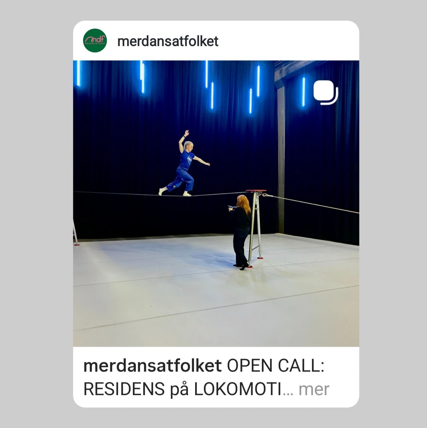 Delat inlÀgg frÄn / shared post from @merdansatfolket :
----
" OPEN CALL: RESIDENS pÄ LOKOMOTIVET 19 -24 Januari 2026
Mer Dans Ă„t Folket, i samarbete med Eskilstuna kommun, erbjuder ett residens för en dans- eller cirkusgrupp/konstnĂ€r i januari 2025 pĂ„ Lokomotivet i Eskilstuna. Under de sex residensdagarna fĂ„r du som konstnĂ€r/grupp tid att fokusera pĂ„ ditt arbete. Syftet Ă€r att erbjuda utrymme för reflektion, undersökning och konstnĂ€rlig fördjupning. Vi vĂ€lkomnar grupper i alla delar av den kreativa processen â frĂ„n tidig research till fĂ€rdig produktion. Residenset inkluderar Ă€ven ett offentligt publikt möte.
Vi behöver din ansökan senast 14 december. Beslut om deltagare fattas av Mer Dans Ät Folket och Eskilstuna kommun, och sökande meddelas den 17 december.
Mer info hÀr: https://www.merdansatfolket.se/residens
In English
OPEN CALL: RECIDENCY at LOKOMOTIVET January 19-24 2026
Mer Dans Ät Folket, in collaboration with Eskilstuna Municipality, offers a residency for a dance or circus group/artist in January 2025 at Lokomotivet in Eskilstuna. During the 6-day residency, you as an artist/group will have dedicated time to focus on your work. The purpose of the residency is to provide time and space for reflection, exploration, and artistic development. We welcome groups at all stages of the creative process, from early research to final production. The residency includes a public meeting.
We need to receive your application by 14 December. Decisions on residency participants will be made by Mer Dans Ät Folket and Eskilstuna kommun, applicants will be notified the 17 December.
More info here: https://www.merdansatfolket.se/residens
Photo 1: Rehearsals Flöden- Mer Dans Ät Folket. Tightwire Klara Mossberg. Photo: Jannine Rivel
"
---