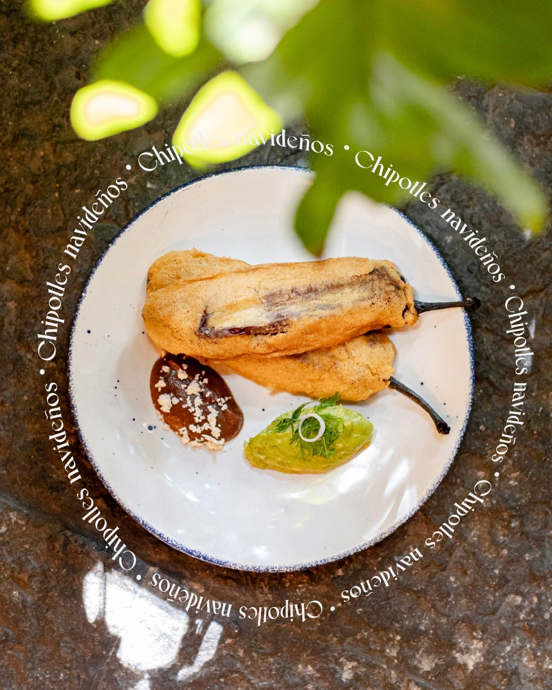 Chipotles Navideños, rellenos de queso de cabra con guacamole y ayocotes. 🌶✨️ Sabor de temporada en Augurio. ¡Reserva!