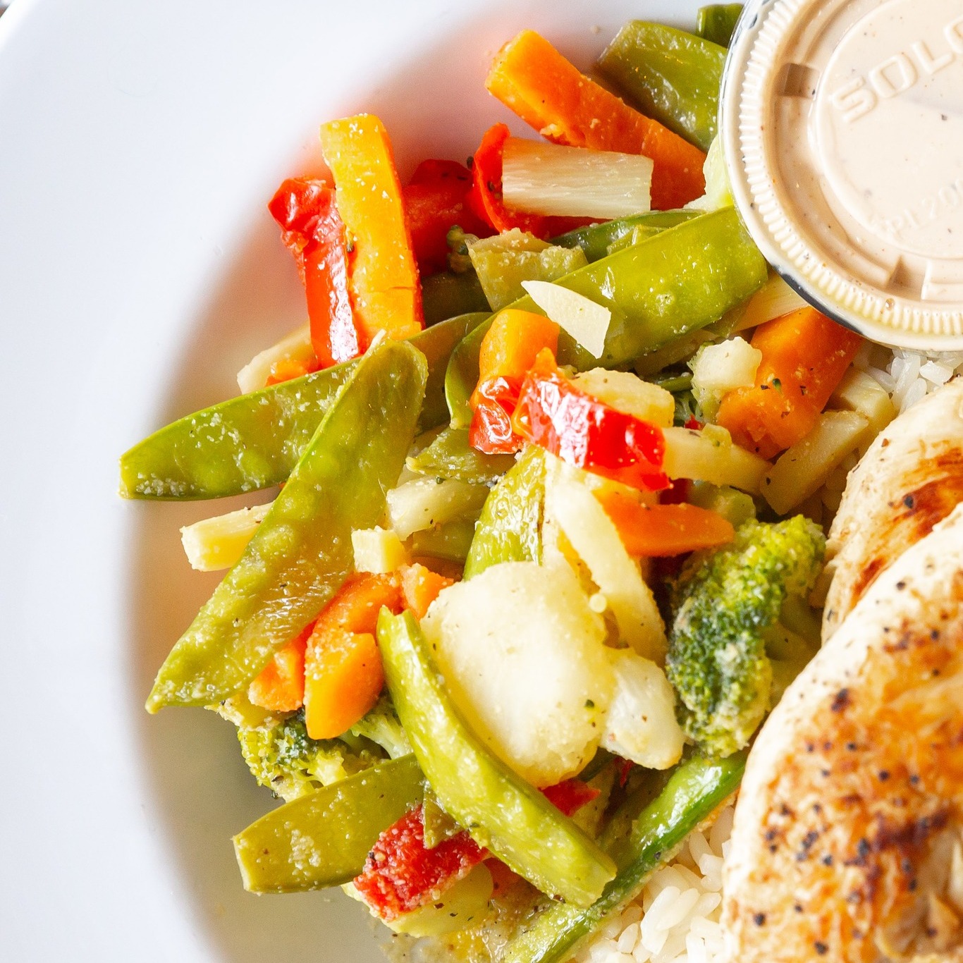 Light, flavorful, delicious! The Grilled Finger Bowl: Two grilled fingers, white rice, broccoli, carrots, peppers, baby corn + White BBQ sauce! ✨😋