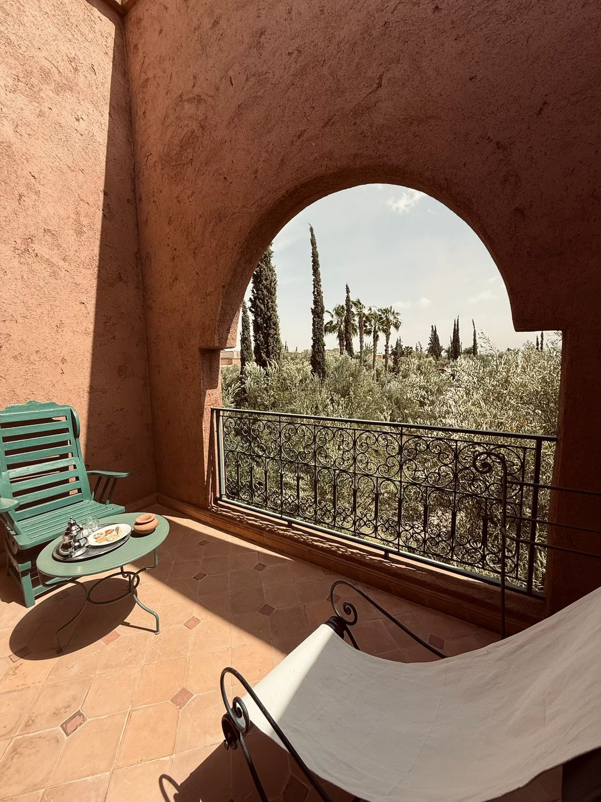 Soleil et douceur de vivre sur votre terrasse privée… Prêt pour un moment de pure détente ? ☀️🌿
#terrasse #domainedetam #tameslohte #marrakech #morocco #hotelmarrakech #maisondhotes #holiday #lifestyle #marrakechgetaway