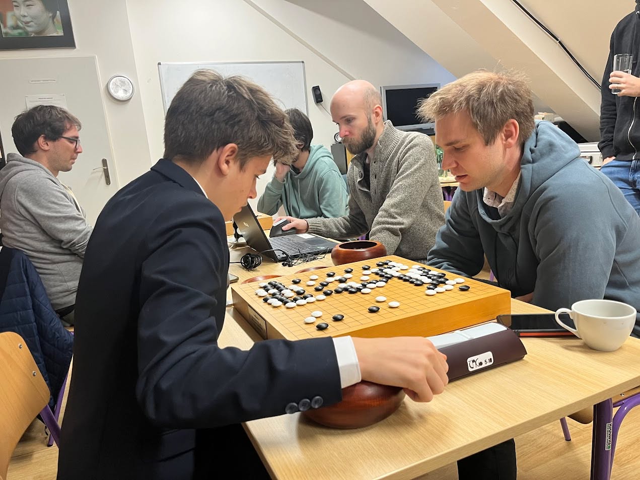 🇨🇿 Nejprestižnější český turnaj o titul Go Baron a zlaté mince má za sebou první dvě dějství.
🏯 B-Baron Brno
V Brně dominoval junior Bártík Dach, který ve finále porazil svého otce Zbyňka a získal titul Stříbrného rytíře ⚔️ a také půlkilový stříbrný slitek. Bohužel se však ani jeden z těchto hráčů nemohl zúčastnit vyzývatelského turnaje z důvodu tréninkového pobytu v Koreji.
🏯 Vyzývatelský turnaj Praha
Minulý víkend jej bez porážky ovládl Ondřej Kruml, který si tak zajistil půl unce zlata 🪙 a celkově počtvrté se pokusí vyzvat o baronský titul Lukáše Podpěru. 👑
Cenu Baronova černého koně 🐎 si odnesl junior Jan Komín za překvapivé vítězství nad profesionálem Janem Šimarou.
🔥 Finále o titul
Finálový zápas na tři vítězné partie se odehraje 5.–7. prosince v Praze.
Lukáš Podpěra a Ondřej Kruml na něm načnou druhou stovku vzájemných turnajových partií. 🏆
📌 Více informací naleznete na Gowebu.
