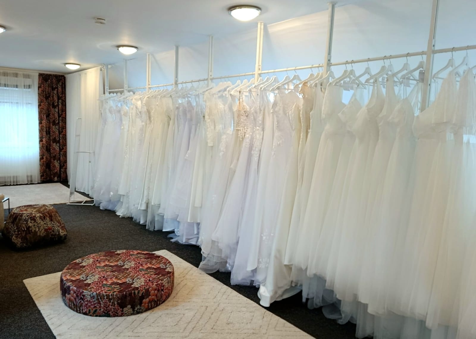 ✨ Vánoce se blíží a s nimi i čas splněných přání…
Pokud některé nevěstě ve vašem okolí zbývá poslední krok ke svatebním přípravám, máme tip na ten nejkrásnější dárek.
🎁 V našem salonu najdete svatební šaty za skvělé ceny, které rozzáří každý vánoční den.
Přijďte si vybrat ty pravé 💫
🤍 Těšíme se na vás!
#vanoce2025 #darekprosnoubenku #svatebnisalon #svatba2026