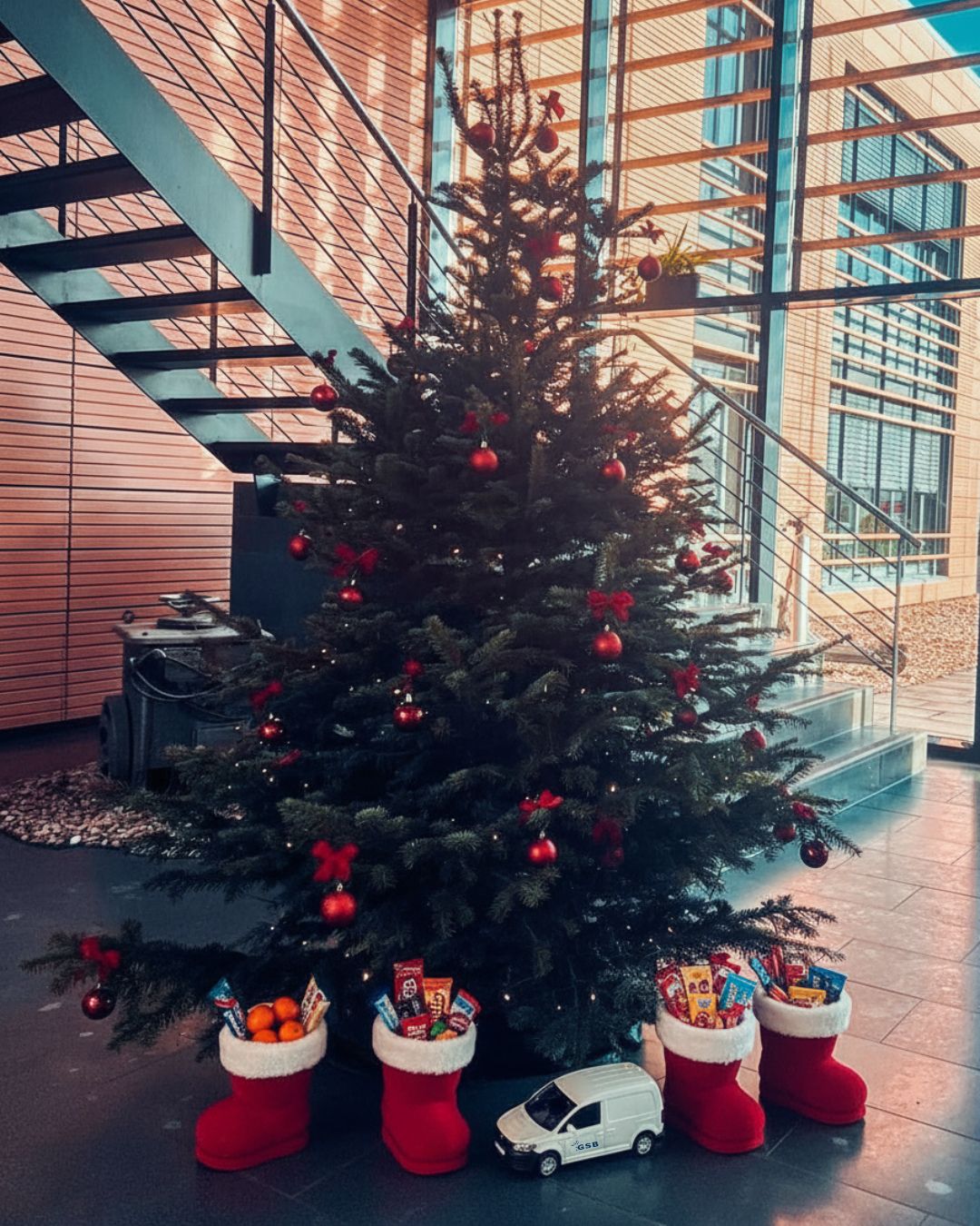 Ho Ho Ho – das #TeamGSB wünscht euch einen schönen Nikolaustag!
Wir hoffen, eure Stiefel waren heute mit Dingen gefüllt, die euch Freude machen. Für uns ist Nikolaus ein schöner Moment, um Danke zu sagen:
Danke an unser großartiges Team, das Tag für Tag mit Energie und Zusammenhalt die vielen Projekte möglich macht; an unsere Partner, die uns mit Vertrauen und guter Zusammenarbeit begleiten; und an unsere Kunden 🌟, die uns ihr Vertrauen schenken und mit uns Projekte gestalten, die nachhaltig zur Energieversorgung von morgen beitragen.
Am Montag starten wir wieder voller Tatendrang in die nächste Woche. 🚀