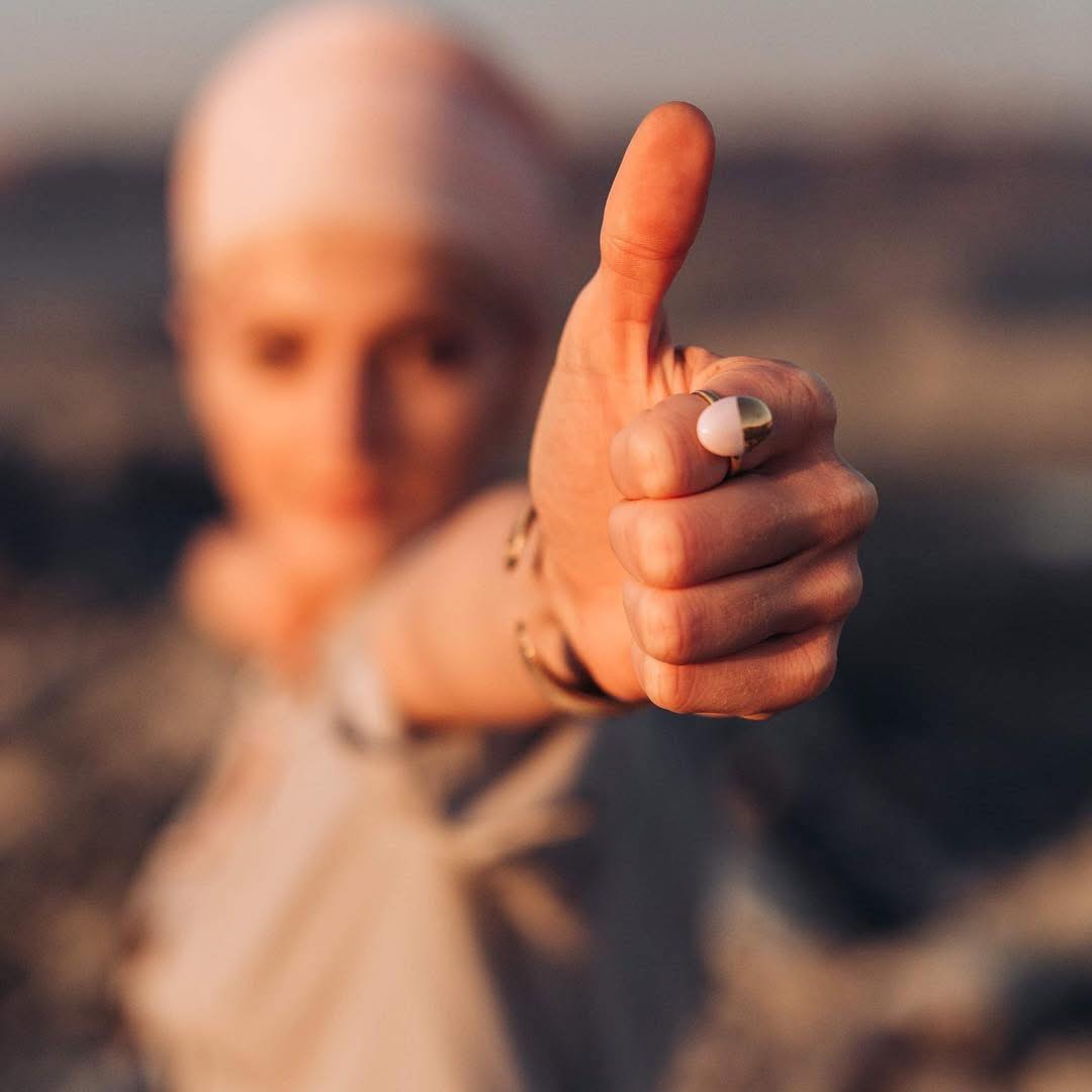 🌑 Mēs visi, kaut gan to paši neapzināmies, esam iesprūduši uzvedības modeļos…
Atkārtojam vienu un to pašu destruktīvu uzvedību atkal un atkal…
Mēs dodam solījumus, kurus nevaram izpildīt, izvēlamies attiecības, kas mūs neatbalsta, kompānijas, kas nenes apzinātību.
Mēs aprunājam, stiepjamies pēc saldumiem, pārēdamies…
Negodājam savu ķermeni, dvēseli un garu. Tukšuma sajūtu mēģinām aizpildīt ar ārējiem faktoriem – alkoholu, narkotikām, seksu, ballītēm, kafiju un neveselīgu ēdienu.
… dzīves pieredzes un vilšanās atstāj nospiedumus. Dzīve liek pārbaudījumus – sastapt cilvēkus, kuri paši ir apjukuši, nespēj turēt doto vārdu vai upurēt dzīvesveidu, kas vairs nekalpo. Smagā enerģija mēģina ievilkt atpakaļ, jo pārmaiņas biedē.
Mēs visi ejam pa dzīves trosi – starp augstceltnēm – ar līdzsvara nūju rokās… Un bieži pat nepamanām, ka esam nogāzušies un iekrītuši melnajā caurumā.
⸻
🧘♀️ Ja jūti, ka arī Tev laiks izrauties no vecajiem cikliem — esi laipni aicināts uz Kundalini jogas praksi Latvijā.
Šī tradīcija palīdz ieraudzīt, attīrīt un pārprogrammēt destruktīvos modeļus.
📌 Uzzini vairāk par nodarbībām, manām praksēm un iedvesmojošu saturu:
🌐 Mājaslapa: www.kundalinijoga.lv
📸 Instagram: @kundaliniyoga.lv
⸻
#kundalinijoga #jogalatvijā #apzinātība #iekšējaismiers #garīgāattīstība #apziņasceļš #amangeetkaur #karamkriya #dzīvespārmaiņas #transformācija #zivslaikmets #ūdensvīralaikmets #jogasceļš #portugāle #quintadorajo