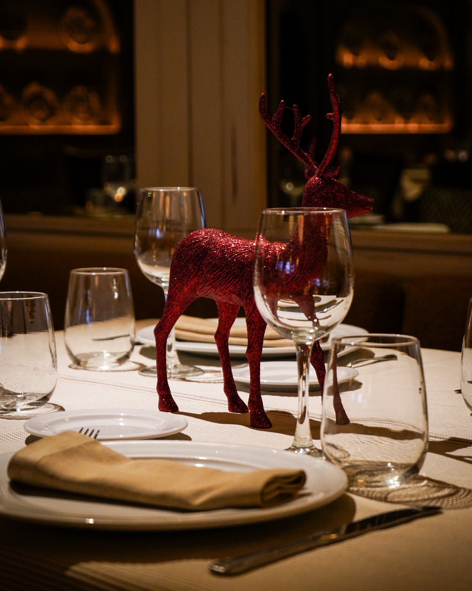 Hoy brindamos por ti, por los tuyos y por todos los momentos compartidos alrededor de la mesa.�
Gracias por ser parte de nuestra historia un año más.�
🎄 ¡Feliz Navidad de parte de todo el equipo de Casa Emiliana! 🕯️�
💫 Te esperamos estas fiestas para seguir celebrando juntos.
#casaemiliana #comerbienmadrid
#celebracionesmadrid #NavidadenMadrid #DondeLaVidaSabeMejor
#experienciagastronómica #restaurantesmadrid
#cocinaconalma #saborearloesencial