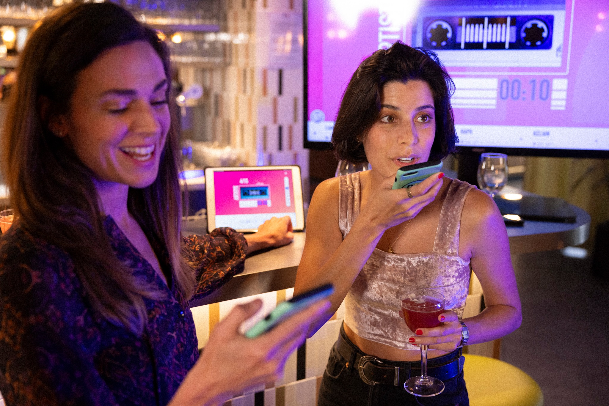 Chantez, dansez, défiez l’ordinateur… seul ou en équipe !
Chaque participant joue directement avec son smartphone, sans besoin de wifi.
Les défis de l’animateur vous permettront de gagner des bonus et de faire monter encore plus l’ambiance.
Lumière, musique, défis, piste de danse…
“This is Bl!ndT?st” est la soirée idéale pour vous amuser entre amis ou entre collègues.
Installable partout, parfait pour :
– soirées familiales
– soirées de clubs
– team-building
– événements professionnels
Tarif à partir de 16,00 € HT par personne (base : 2h00 pour 50 participants).
Prêt à mettre l’ambiance dans votre événement ? Contactez-nous pour réserver votre Blind Test.
#ardennes #sconsultevents #blindtest #thisisblindtest #teambuilding #soireeentreamis #evenementiel #EvenementEntreprise