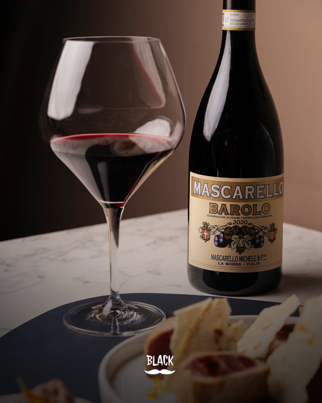 Un calice che parla del territorio.
Il vino giusto per accompagnare ogni momento.
📍Black Cocktail • Wine & Restaurant – Via Matteo Pescatore 10 c, Torino
#BlackTorino #WineExperience #PiemonteWine #Barolo #EsperienzaDiVino