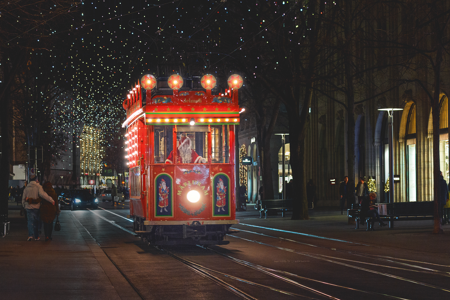 🎄 Schweizer Advent: Warten aufs Christkind leichter gemacht 🎄
Den Samichlaus treffen, Kerzen ziehen, auf Lichterwegen spazieren, im Märlitram fahren oder besondere Weihnachtsmärkte erkunden: Wenn die Vorfreude wächst, verkürzt ein wenig Adventszauber das Warten aufs Christkind. Hier unsere Tipps für die ganze Familie:
✨ Highlights aus und um Zürich
Samichlaus-Treffen und Märlitram Fahren
Kerzenziehen auf dem Hechtplatz oder Geschenkebasteln im Elfendörfli
Festliche Tage im Kunsthaus und im Lindt Home of Chocolate
🌟 Highlights im Kanton Aargau
Märliwald Seengen mit Humor
Lichterweg Brugg für stimmungsvolle Abende
Laternen- & Adventsweg Zofingen
🌟 Highlights im Emmental
Kambly Weihnachtsmarkt mit echtem Handwerk
Adventsschloss Burgdorf
Mehr zu diesen stimmungsvollen Erlebnissen und viele weitere Tipps findest du auf unserer Webseite. ✨
@kinderregion.ch @switzerland @emmentalvalley @aargautourismus
Fotos: Mario Modena / Zürich Tourismus
