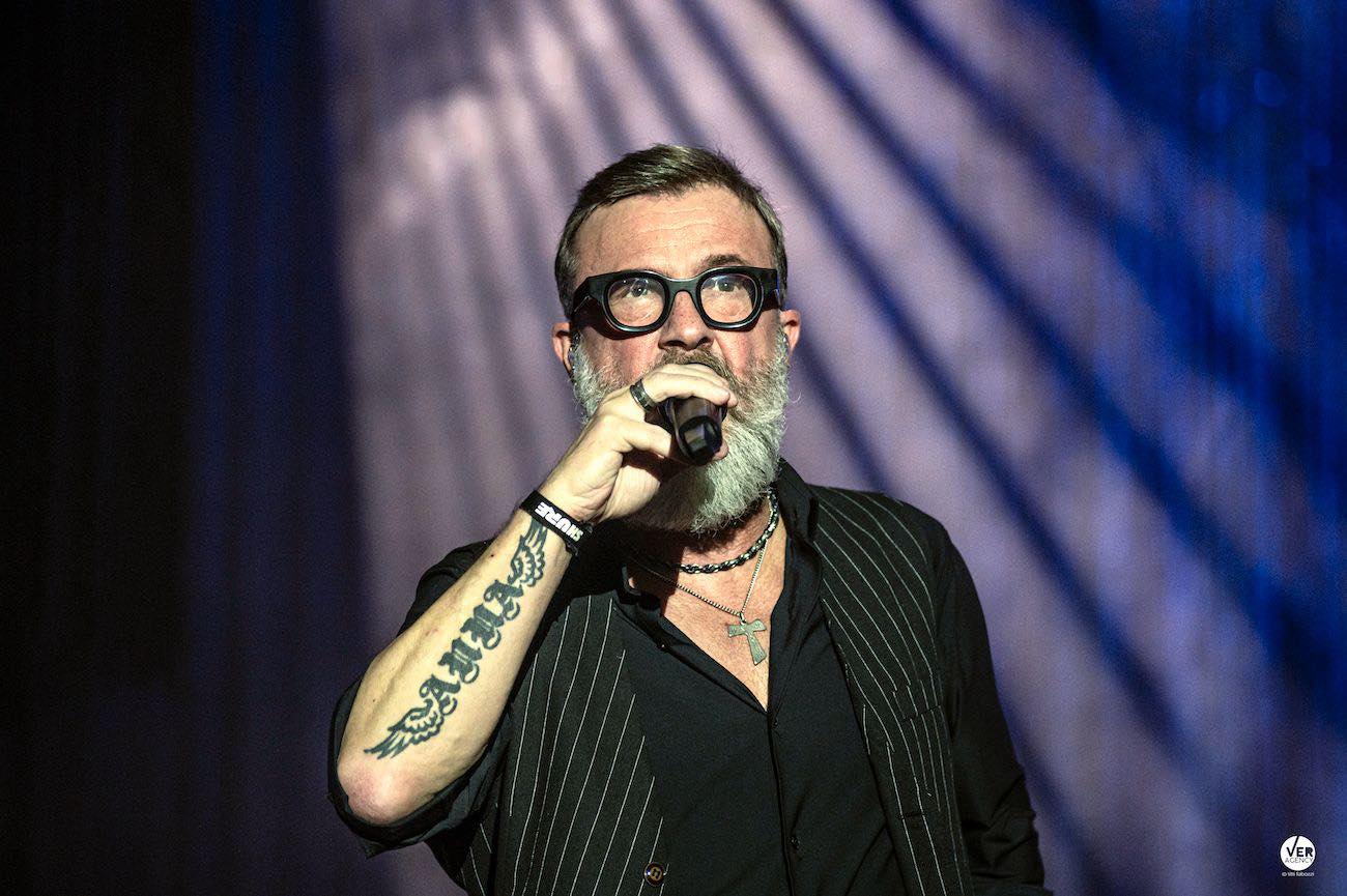 Napoli, grazie 🩵
Ieri mi avete fatto sentire il calore di una città che sa accogliere con il cuore.
Venerdì ci vediamo a Torino, per l’ultima data del tour.
Chiuderemo insieme un anno intenso, pieno di musica e di emozioni… non mancate!
Ph @tittifabozzi
#MarcoMasini #CiVorrebbeAncoraIlMare
@friendsandpartners @momyrecords @concerto.official @rtl1025 @birindelliauto