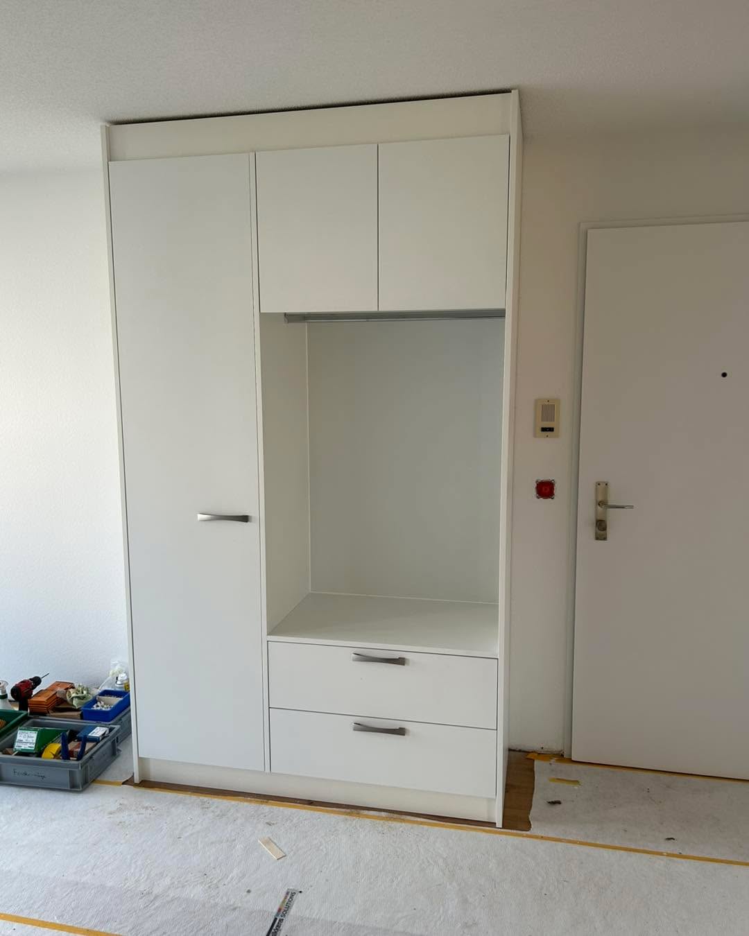 Garderobe nach Mass geplant und angefertigt.