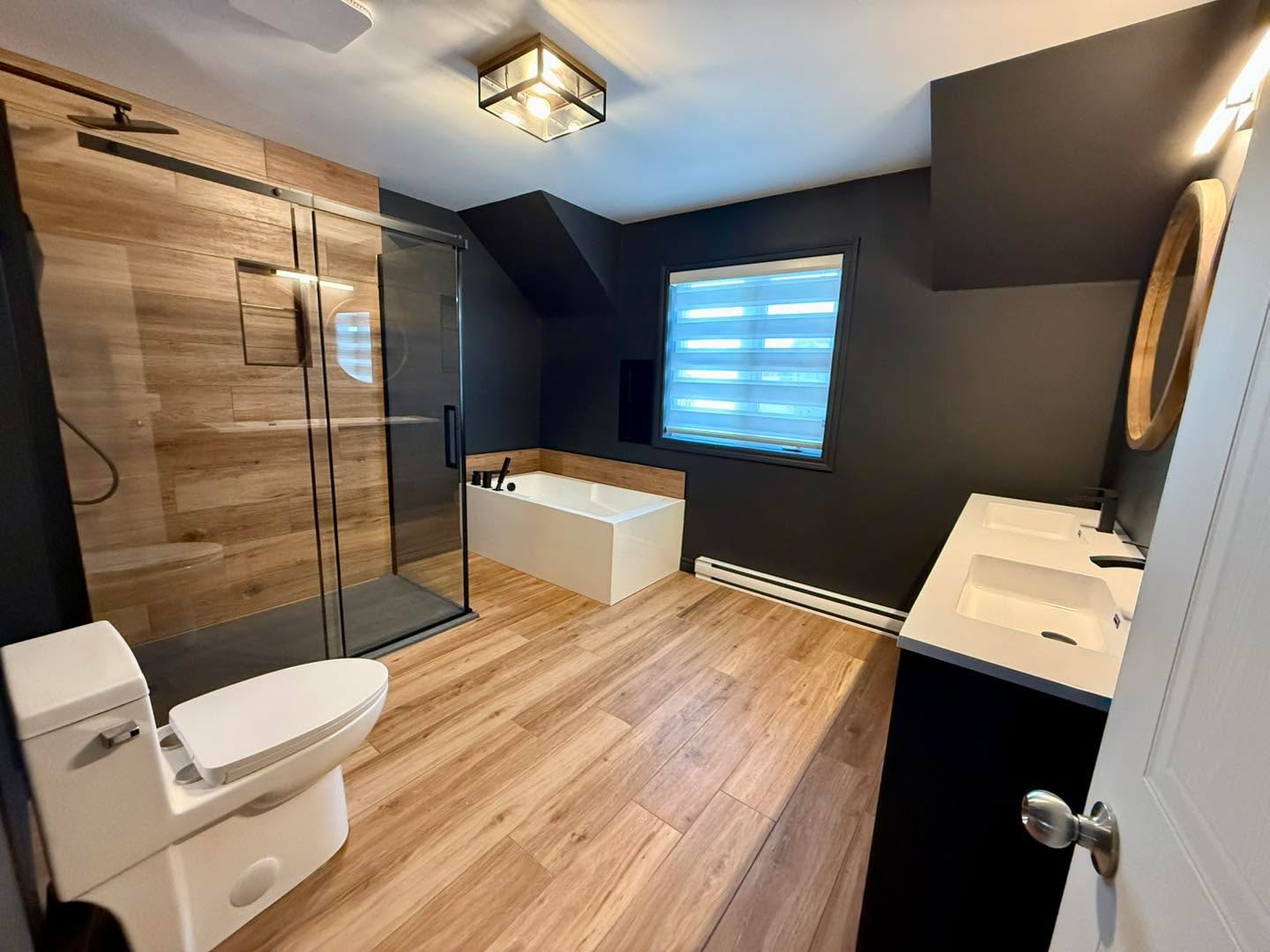 Transformation complète d’une salle de bain où élégance, chaleur et modernité se rencontrent.
Ce projet se distingue par :
✨ Une douche vitrée spacieuse avec mur d’accent effet bois
✨ Un bain autoportant parfaitement intégré
✨ Un meuble double lavabo épuré
✨ Un contraste noir & bois qui apporte une atmosphère chaleureuse et haut de gamme
✨ Des lignes modernes et un souci du détail signé Construction M. Dubé
Nous sommes fiers du résultat — un espace intemporel qui allie confort, style et fonctionnalité.
👉 Pour vos projets de rénovation clé en main, faites confiance à une équipe passionnée et reconnue.
Construction M. Dubé — La rénovation sans compromis. 🔨🏆
Merci à Plomberie Longpré Inc. et toute l’équipe de Construction M Dubé Inc.