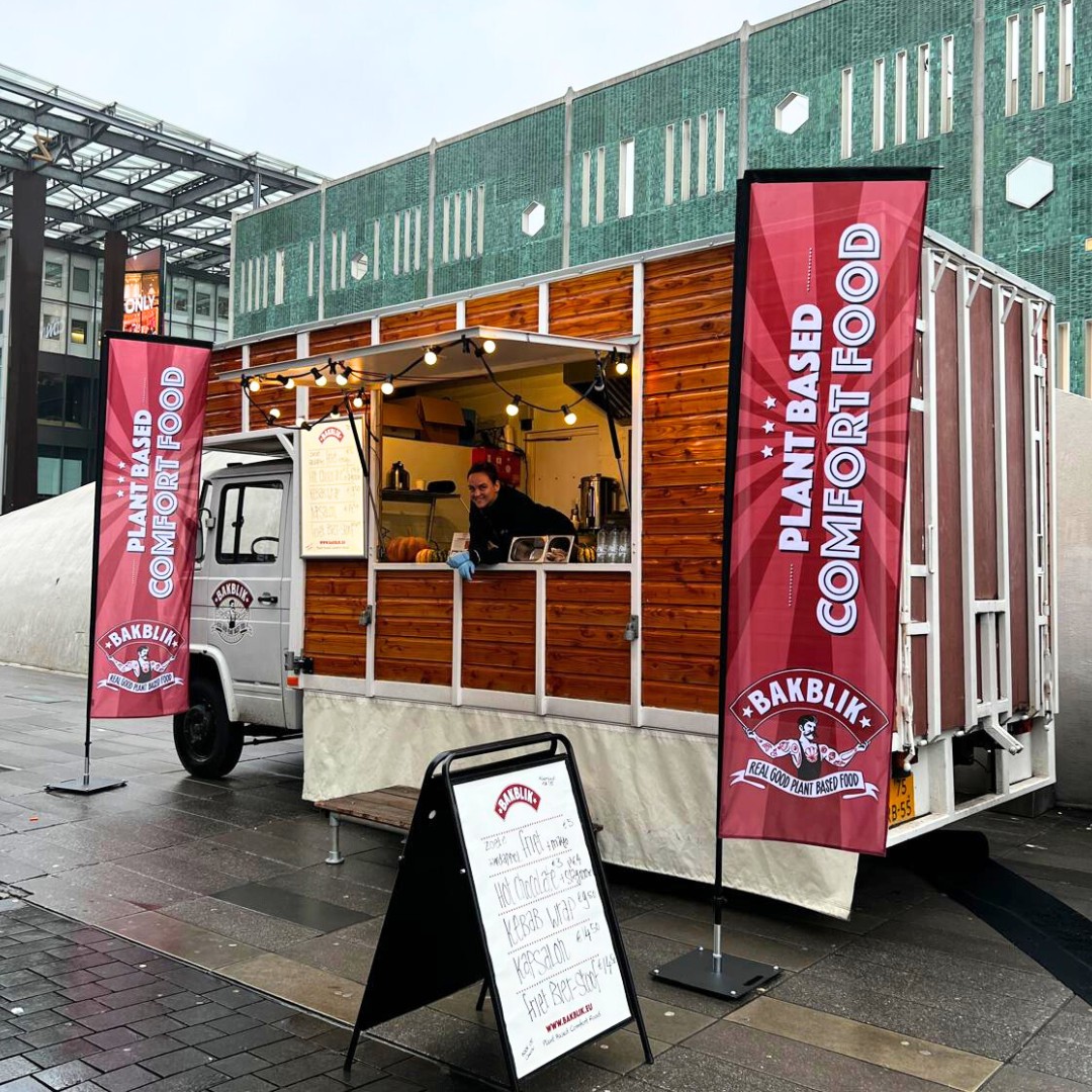 ONTDEK ONS WINTERMENU!
Bakblik staat deze winter in hartje EINDHOVEN met ons verwarmende plant based comfort food ❤
✅ Onze altijd geliefde Kebabwrap
✅ Vegan kapsalon zoals je ‘m herinnert van @barbistrocalypso
✅ Wisselende friet stoof
✅ Hot chocolate
27 nov 2025 t/m 4 jan 2026
Do - zo van 12:00 tot 18:30 (vr tot 21:00)
Keep On Giving op het 18 Septemberplein, voor de Hema.
We kunnen niet wachten om jullie weer te zien!
Kom gezellig langs en bestel onze gerechten om meteen op te eten of voor thuis!