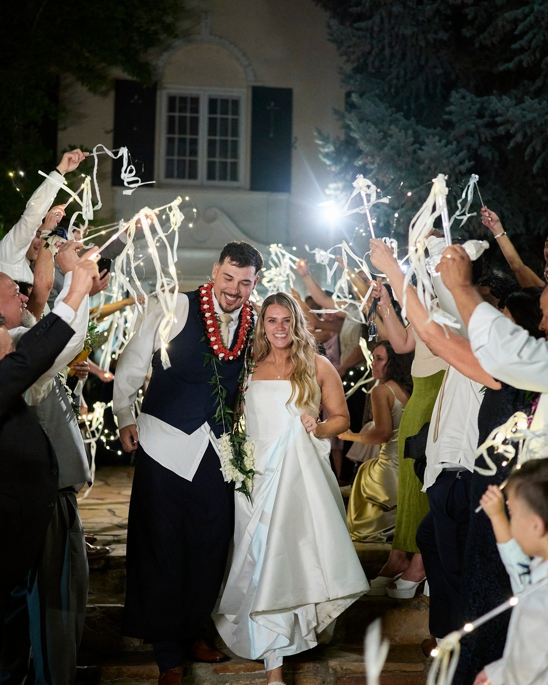 A good send-off photo compilation gets us every time, and this one at the front entrance of Memorial House did not disappoint!✨💍
Photographer: @scarletoakstudio