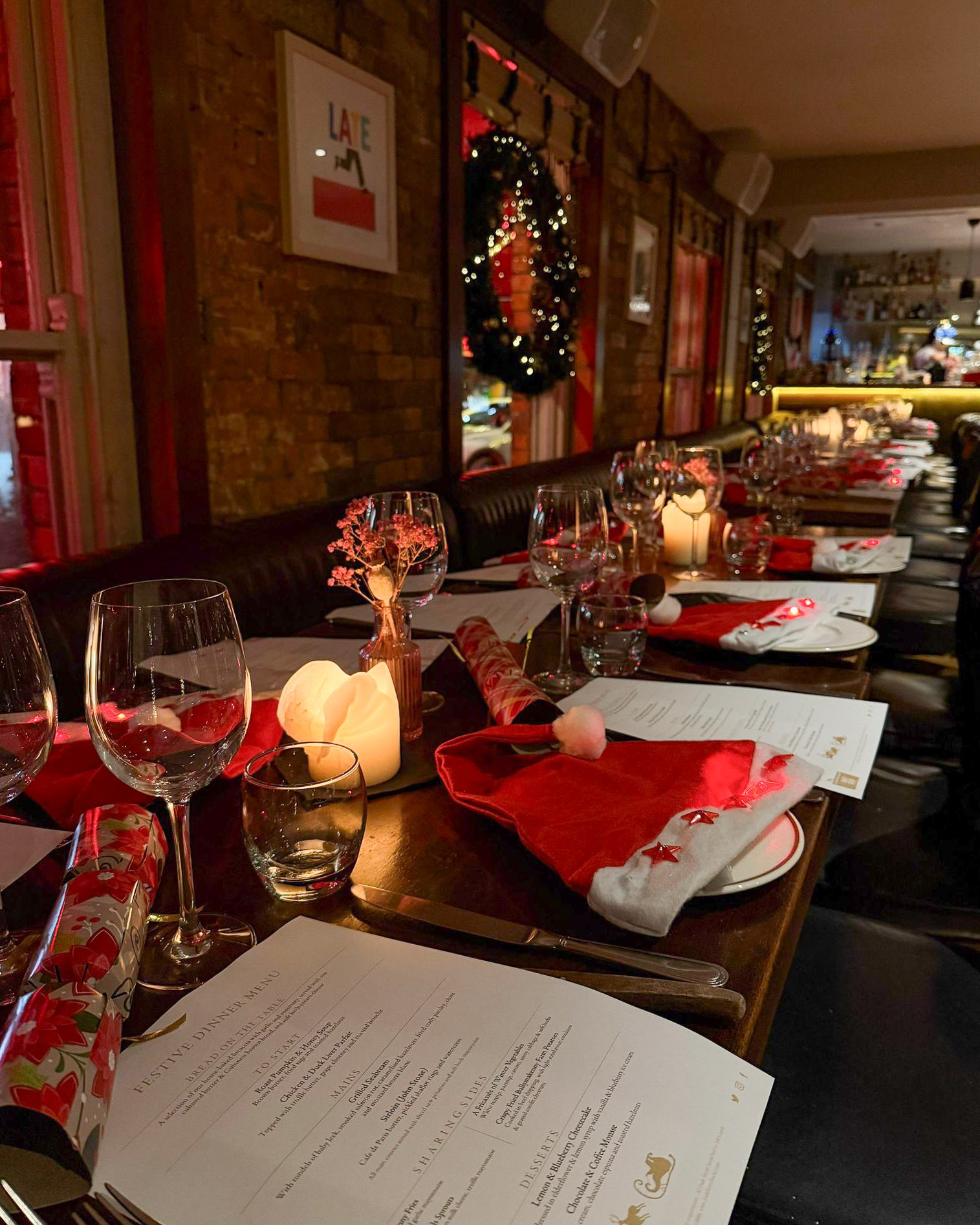 Festive hats, sparkling candles, and a table set to celebrate — Fade Street Social is in holiday mode! 🎅🏻✨
#fadestreetsocial #fadestreet #restaurant #dublin #dublinchristmas #discoverdublin #christmasindublin
