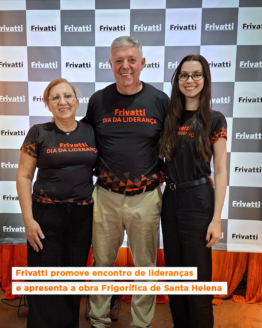 Nossos líderes e gestores participaram de mais uma edição do Dia da Liderança Frivatti, um encontro anual que fortalece a nossa cultura e o trabalho em equipe.
Este ano, o evento aconteceu na obra da nova Unidade Frigorífica de Santa Helena, onde todos puderam caminhar pelo espaço, conhecer de perto cada etapa do projeto e entender como essa estrutura vai impulsionar o futuro da empresa. 🚧✨
Ao longo do dia, tivemos momentos de integração, troca de experiências e conversas abertas sobre as mudanças na gestão. Também foram apresentados os projetos para 2026, mostrando o crescimento da empresa e sua visão de futuro. Egidio Valiati, reforçou o compromisso com quem faz a Frivatti acontecer todos os dias — reconhecendo o esforço e a dedicação que sustentam o crescimento da empresa. 🤝🔥
Foi um encontro marcado por união, propósito e orgulho de construir algo grandioso juntos.
#Frivatti #DiaDaLiderança #Gestão #TimeFrivatti #SantaHelena #OrgulhoDeSerFrivatti #LiderançaNaPrática #TrabalhoEmEquipe #ConstruindoOFuturo