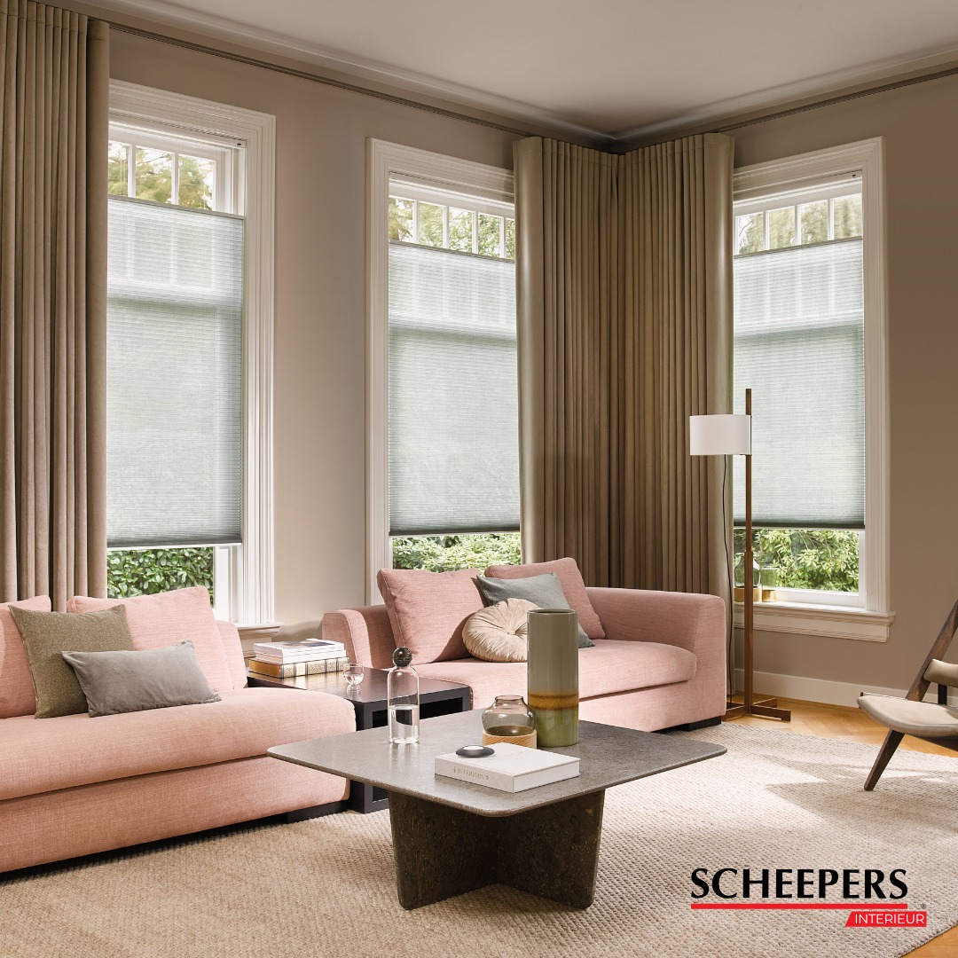 Op zoek naar de ideale balans tussen sfeer en functionaliteit?
Duette® Shades van @luxaflexnl combineren prachtig met stijlvolle gordijnen.
De Duettes Shades zorgen voor perfecte lichtdosering en isolatie, terwijl gordijnen extra warmte en luxe toevoegen aan je interieur. Samen creëren ze een zachte, elegante look die in elke ruimte tot zijn recht komt.
Benieuwd naar de mogelijkheden voor jouw woning? Kom langs in onze showroom!
#ScheepersInterieur #Luxaflex #DuetteShades #Gordijnen #Interieuradvies #Raamdecoratie #wooninspiraties