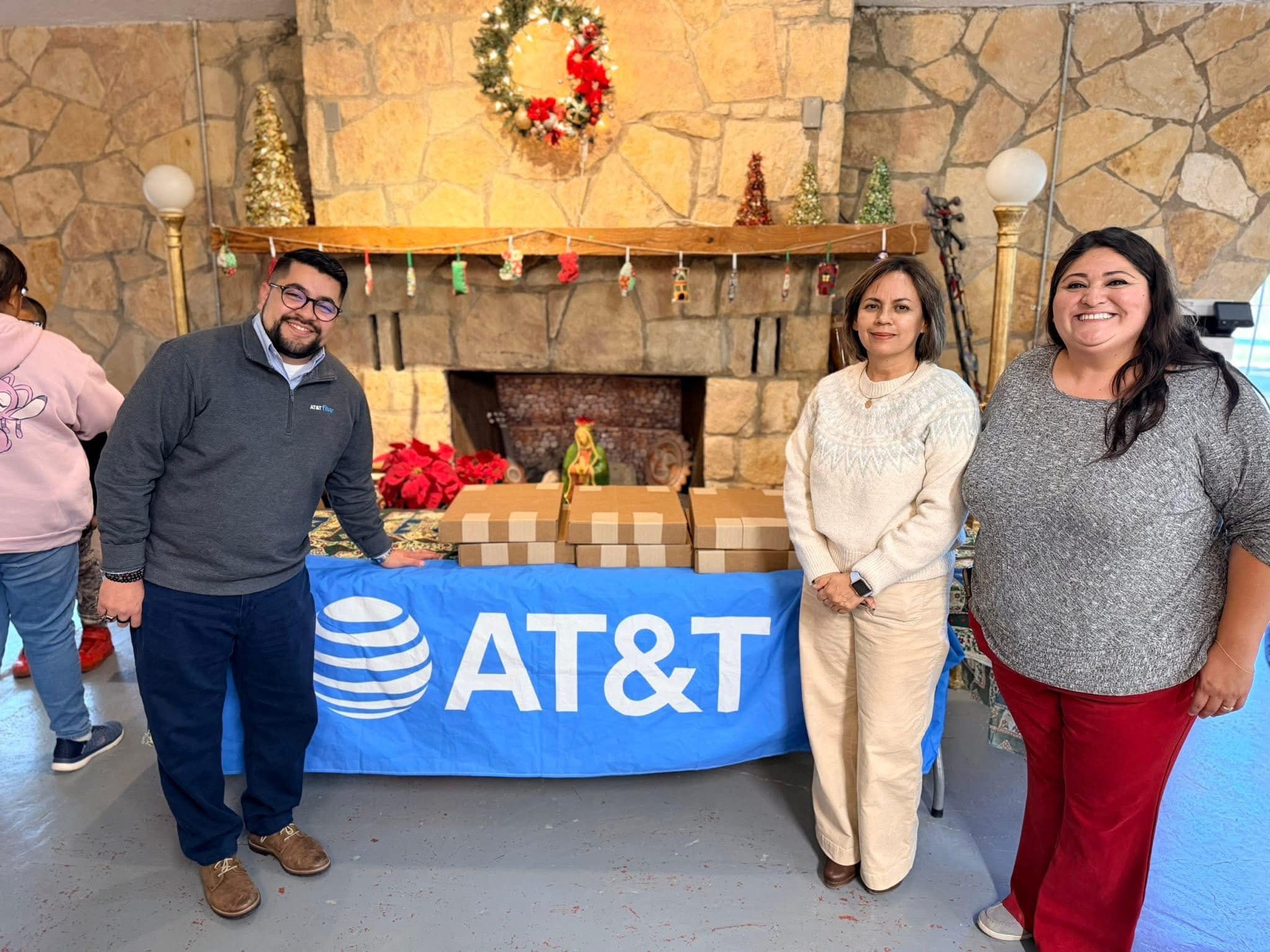 Our team was proud to continue partnering with AT&T to provide laptops to students in Del Rio! Education in the digital age is evolving and it’s imperative that students across Texas have equal access to opportunity. Immensely grateful for my office to be a part of this and for AT&T’s generous contribution to our communities.
Special thank you to Lupita De La Paz and Casa de la Cultura, El Comite Cultural del Pueblo, Inc. for helping organize and make this event be a reality for our students!
