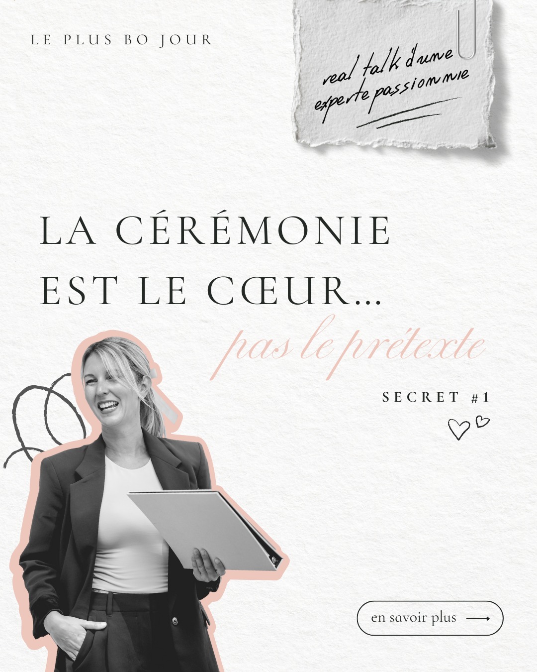 On passe souvent trop vite sur la cérémonie.
On la voit comme une étape à traverser plutôt qu’un moment à vivre.
Pourtant, c’est le cœur du mariage.
C’est là que tout commence.
C’est là que les émotions émergent, que les regards se croisent, que la promesse prend forme.
On peut avoir le plus beau décor, le meilleur repas, une soirée qui fait danser jusqu’à 2 h du matin…
Mais si la cérémonie manque d’intention, quelque chose sonne creux.
La cérémonie, ce n’est pas avant le mariage.
C’est le mariage.
Prenez le temps de la rêver, de la penser, de la modeler à votre image.
Choisissez des mots qui comptent, des gestes qui vous ressemblent, une ambiance qui vous porte.
Ce moment n’est pas un prétexte.
C’est le début de votre histoire.
Vous ne savez pas par où commencer?
C’est normal. C’est aussi pour ça que je suis là.
