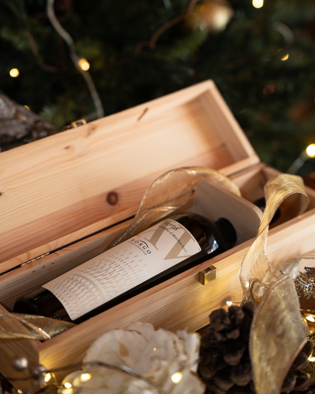Il nostro vino più iconico per un Natale altrettanto speciale.
Lasciati accompagnare dall’eleganza e dalla struttura di Vertis, un Verdicchio di Matelica che non si dimentica facilmente, capace di trasformare ogni brindisi in un momento unico.
Note profonde di pesca bianca, erbe officinali si intrecciano con una vibrante freschezza minerale, creando un sorso avvolgente, emozionante, memorabile.
Un vino che scalda il cuore, che illumina la tavola, che racconta la magia delle feste attraverso ogni sua goccia.
Scegli l’essenza delle celebrazioni: scegli l’icona di Borgo Paglianetto. 🥂✨
Our most iconic wine, for an equally special Christmas.
Let yourself be guided by the elegance and structure of Vertis, an unforgettable Verdicchio di Matelica, crafted to turn every toast into a lasting memory.
Deep notes of white peach, herbs, and a vibrant mineral freshness, creating a sip that is enveloping, emotional, and truly memorable.
A wine that warms the heart, brightens the table, and captures the magic of the season in every drop.
Choose the essence of celebration: choose the icon of Borgo Paglianetto. 🥂✨
#verdicchiodimatelica #matelica #vinoitaliano #organic #madeinitaly #borgopaglianetto #winelovers