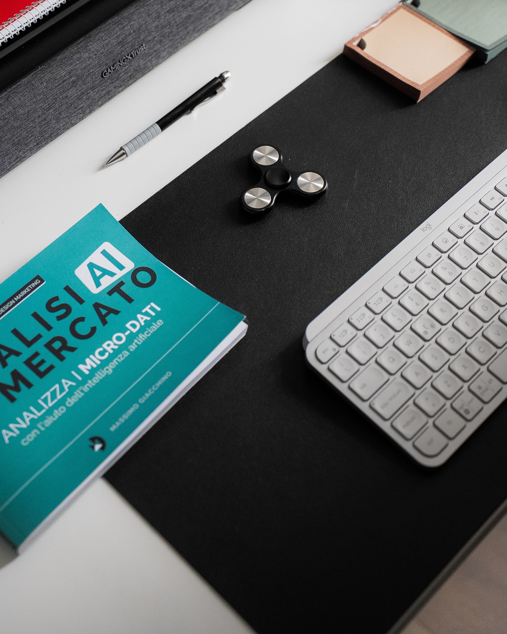 🤯 SMETTI DI FARE COMUNICAZIONE "FAI DA TE" 🤯
L'Intelligenza Artificiale ci sta fornendo strumenti incredibili per analizzare i micro-dati 🔍 e trovare i veri perché dietro le performance. Ma c'è un dato che resta sempre vero: il successo digitale richiede un esperto dedicato. 🧠
Molte aziende scelgono di affidare la comunicazione ai collaboratori interni, persone competenti nel loro ruolo, ma distanti dalle logiche di Ads, Strategia e Analisi avanzata. 📊 Il costo di questa scelta? Non è solo un contenuto meno efficace, ma una vera e propria limitazione strategica. 🛑
Si reiterano errori nelle campagne pubblicitarie. 🔄
Si ignorano le analisi che indicherebbero dove investire meglio. 📉
Si crea un gap competitivo incolmabile. 🚧
Non avere una figura che analizza i dati, ragiona sui risultati e pianifica il seguito è un enorme svantaggio competitivo. Significa buttare via budget in attività non misurate, mentre i tuoi concorrenti usano i dati per crescere. 📈
L'AI e i dati sono potenti, ma solo se c'è un esperto che li sa interpretare e trasformare in azioni concrete. ✅
Il mio lavoro è esattamente questo: portare il tuo business al passo con le strategie basate su microdati e risultati.
➡️ Fai il salto sul mio sito. Prenota la tua Consulenza Gratuita al link in bio!
P.S. Un ringraziamento a @massimo_giacchino per l'ottimo spunto di riflessione dal suo libro "Analisi AI di mercato", ritratto in foto.
_
#AnalisiDati #AI #Microdati #Expertise #StrategiaDigitale #PMI #GianlucaVentrice