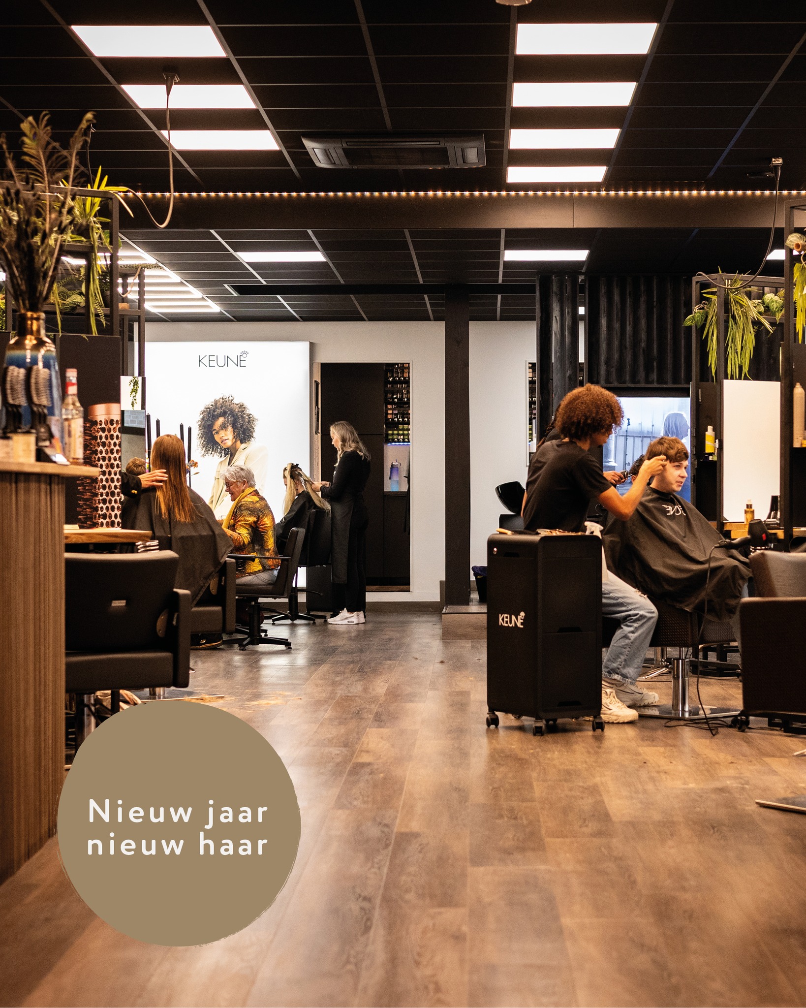 Nieuw jaar, nieuw haar 💇
Januari is hét moment om iets nieuws te proberen: groot of klein. Misschien wil je wat extra laagjes, een frisse pony of highlights. Of, is het juist tijd voor totaal iets anders: een nieuwe coupe of een andere kleur?
👉 Kies jij voor een subtiele verandering of ga je voor een compleet nieuwe look?
Onze topstylisten staan voor je klaar om je advies te geven over wat het beste past bij jouw haar, gezicht en wensen. Maak nu gemakkelijk een afspraak via de website (link in onze bio)!
#FrisseStart #Haartrend2026 #Haarinspiratie #KapperLeeuwarden